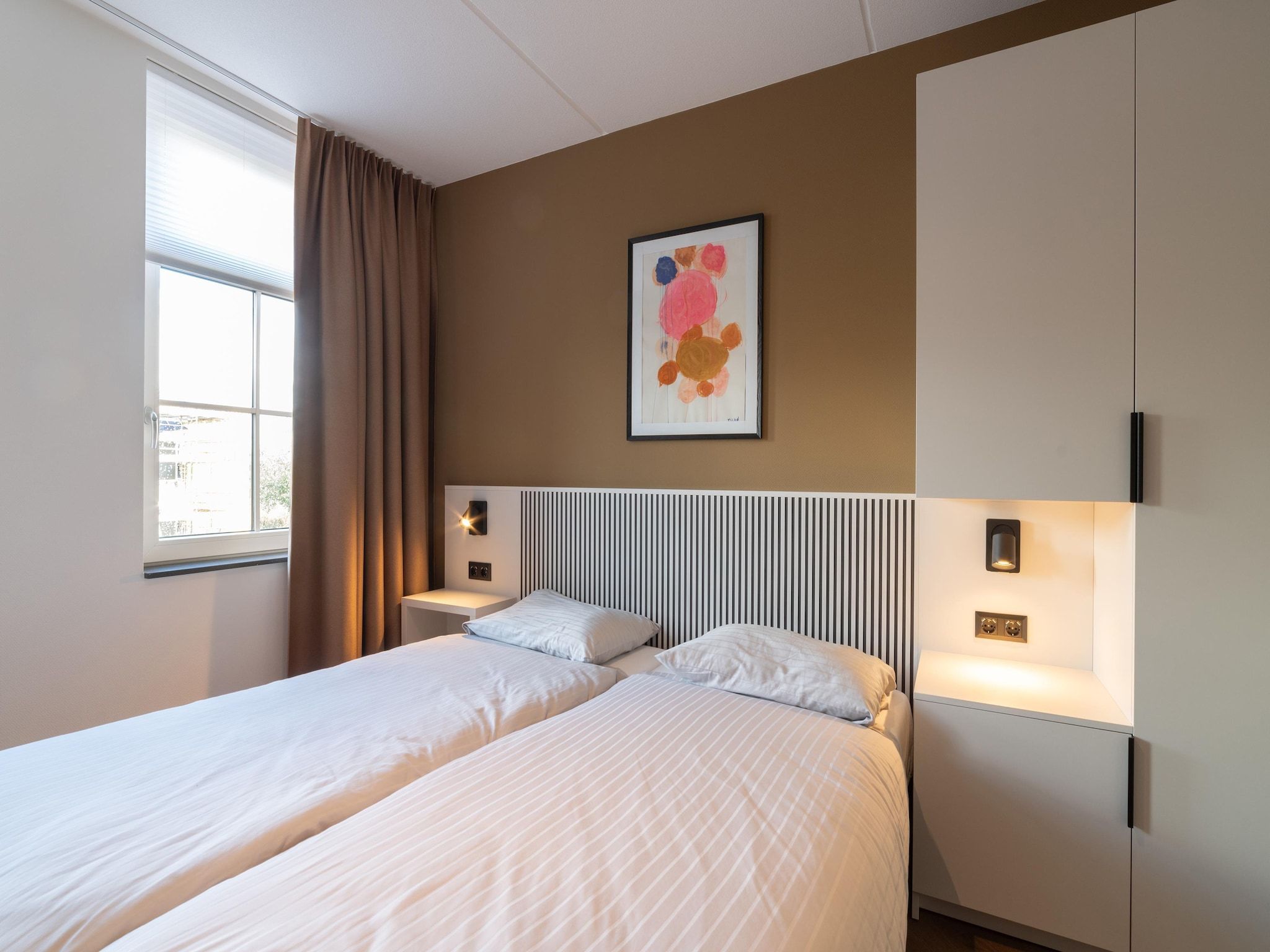 Een slaapkamer van Villa 12 - 12-persoons villa met buitenjacuzzi in Colijnsplaat