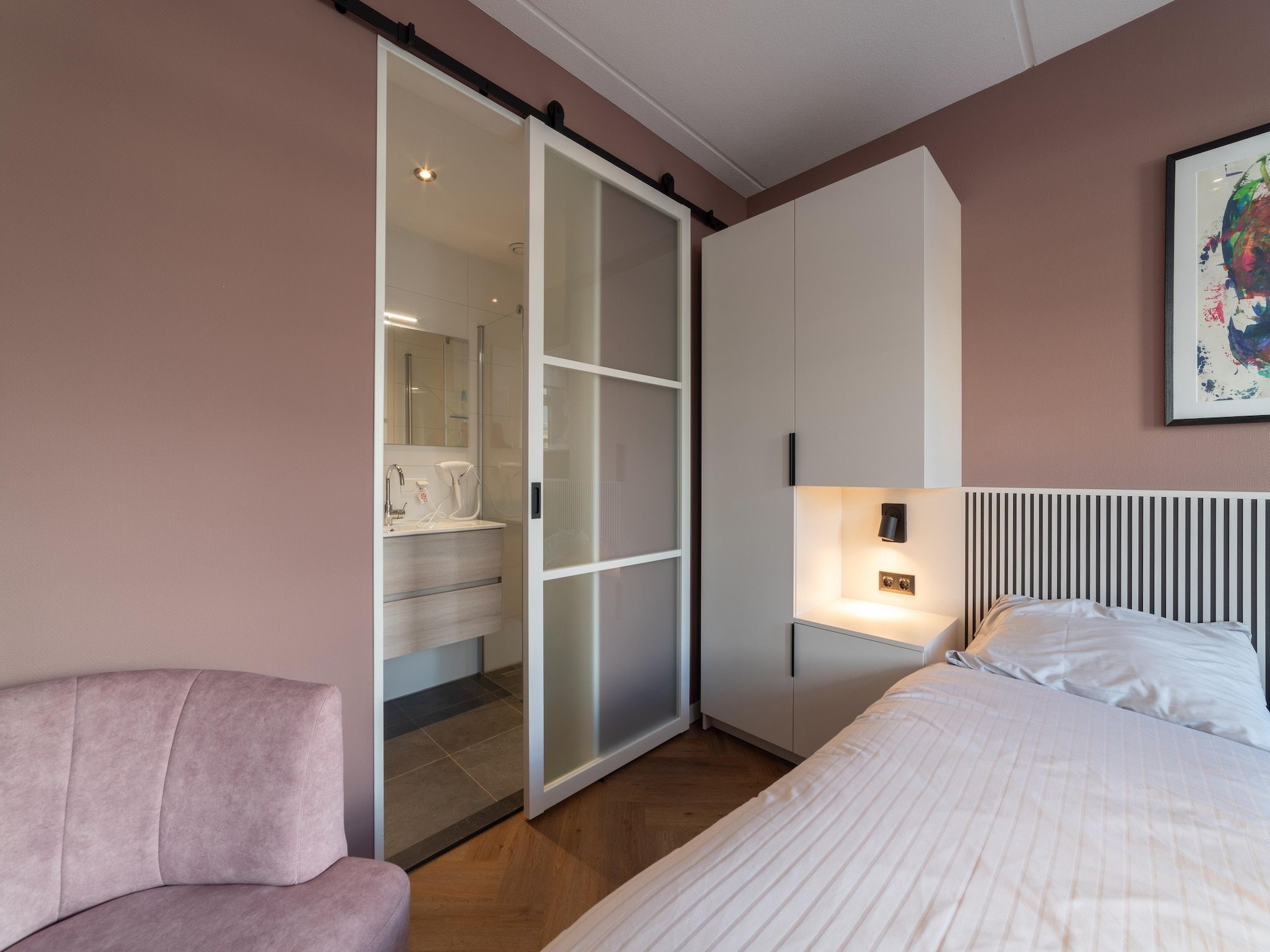 Een slaapkamer van Villa 12 - 12-persoons villa met buitenjacuzzi in Colijnsplaat