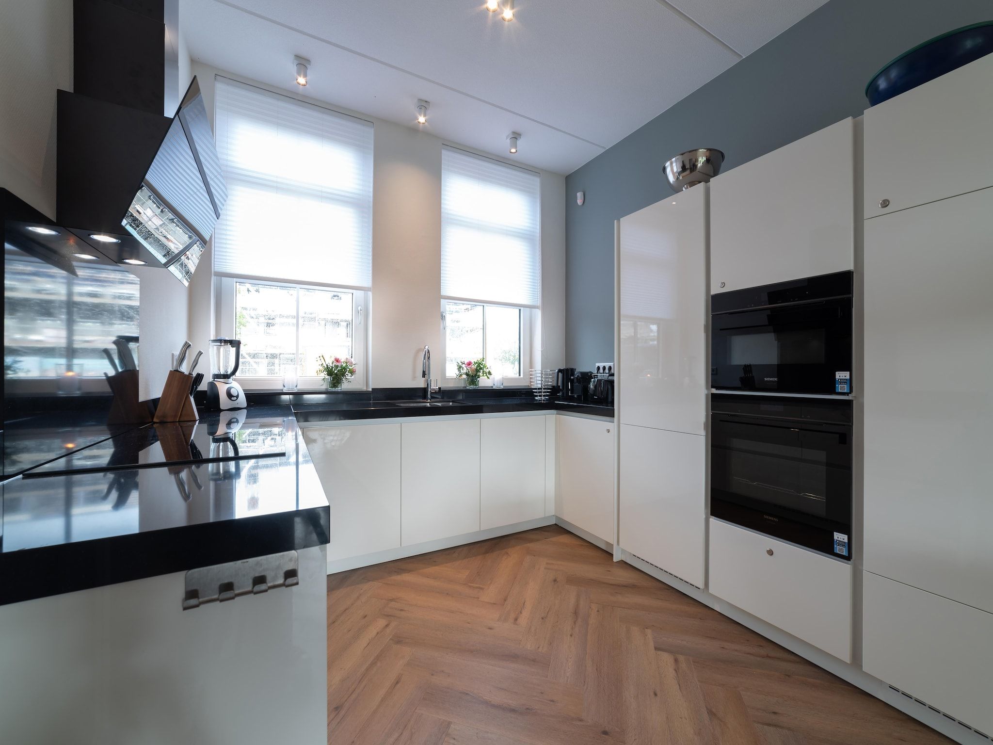 De keuken van Villa 12 - 12-persoons villa met buitenjacuzzi in Colijnsplaat