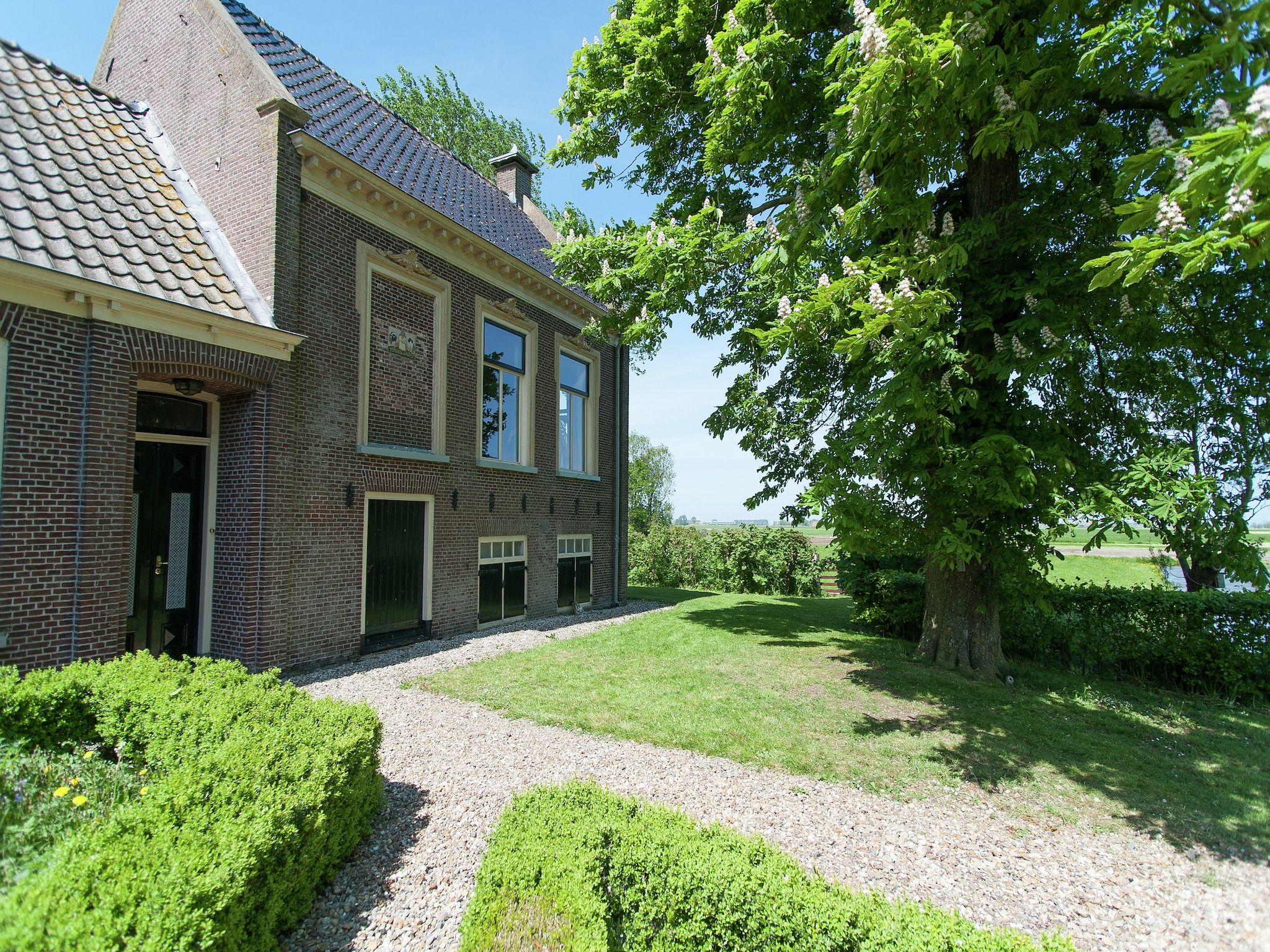 De buitenkant van Pronkkeamer Skrins in Easterlittens