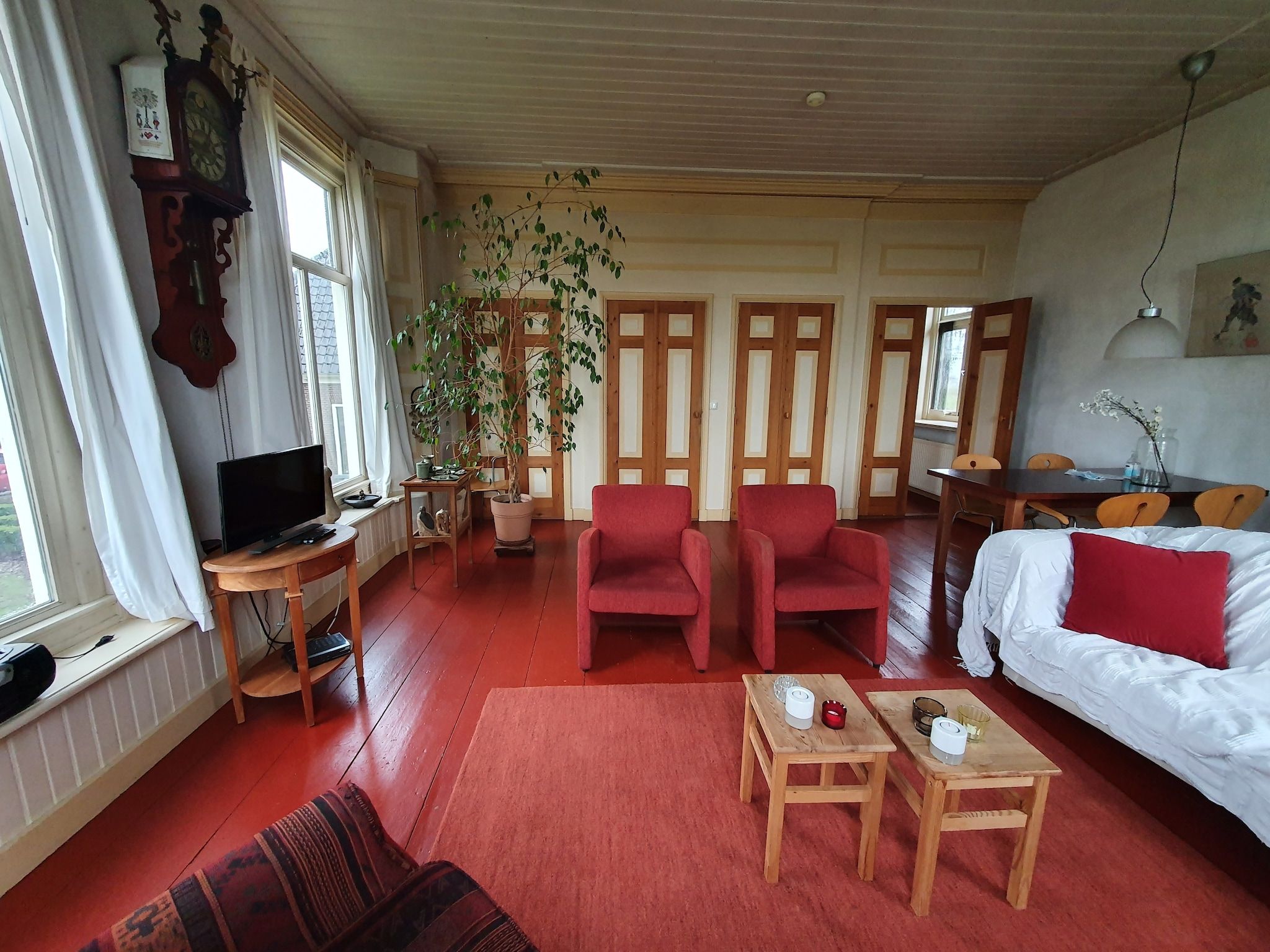 De woonkamer van Pronkkeamer Skrins in Easterlittens