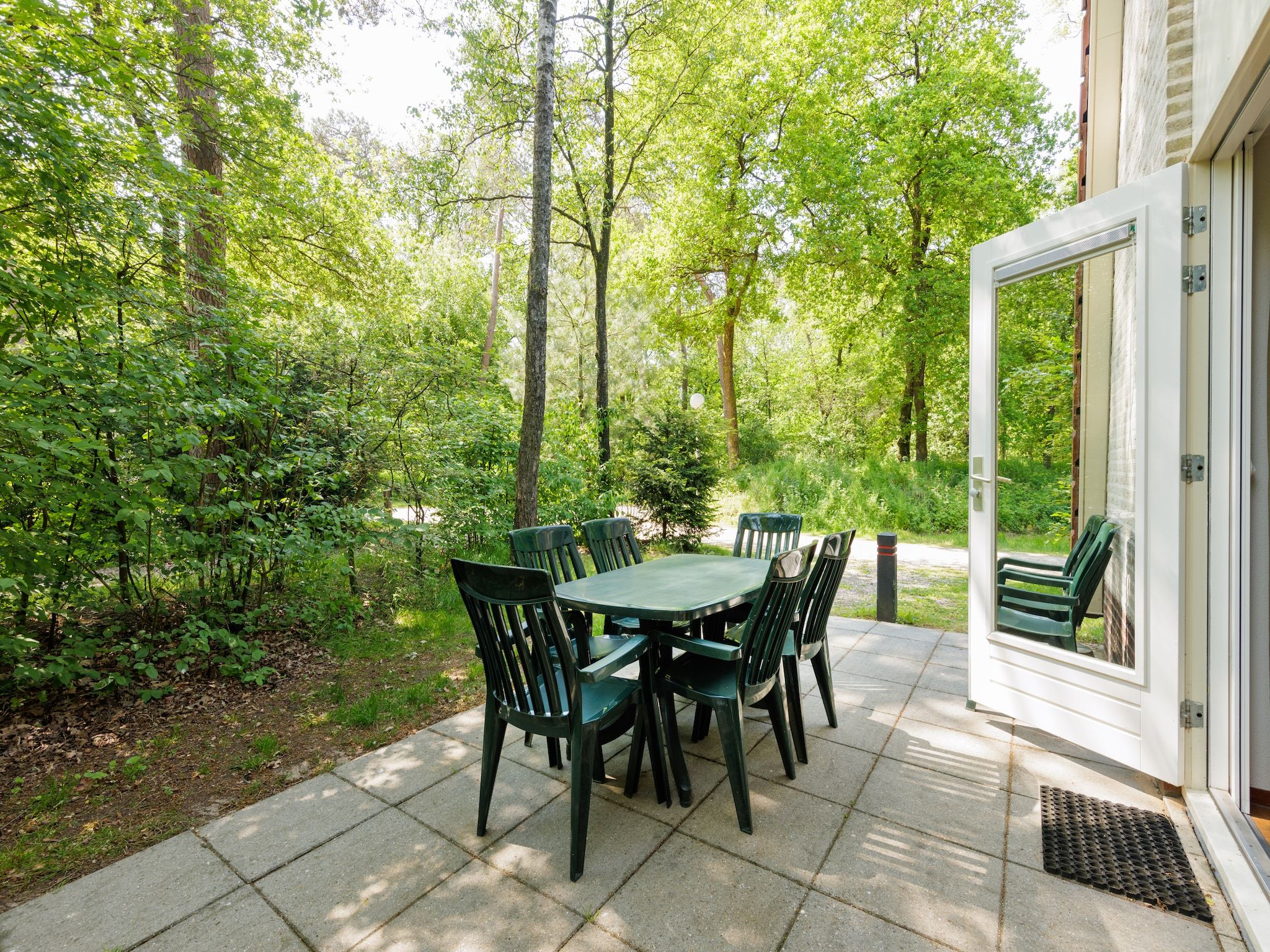 Het terras van Bungalowpark Hoenderloo 2 in Hoenderloo