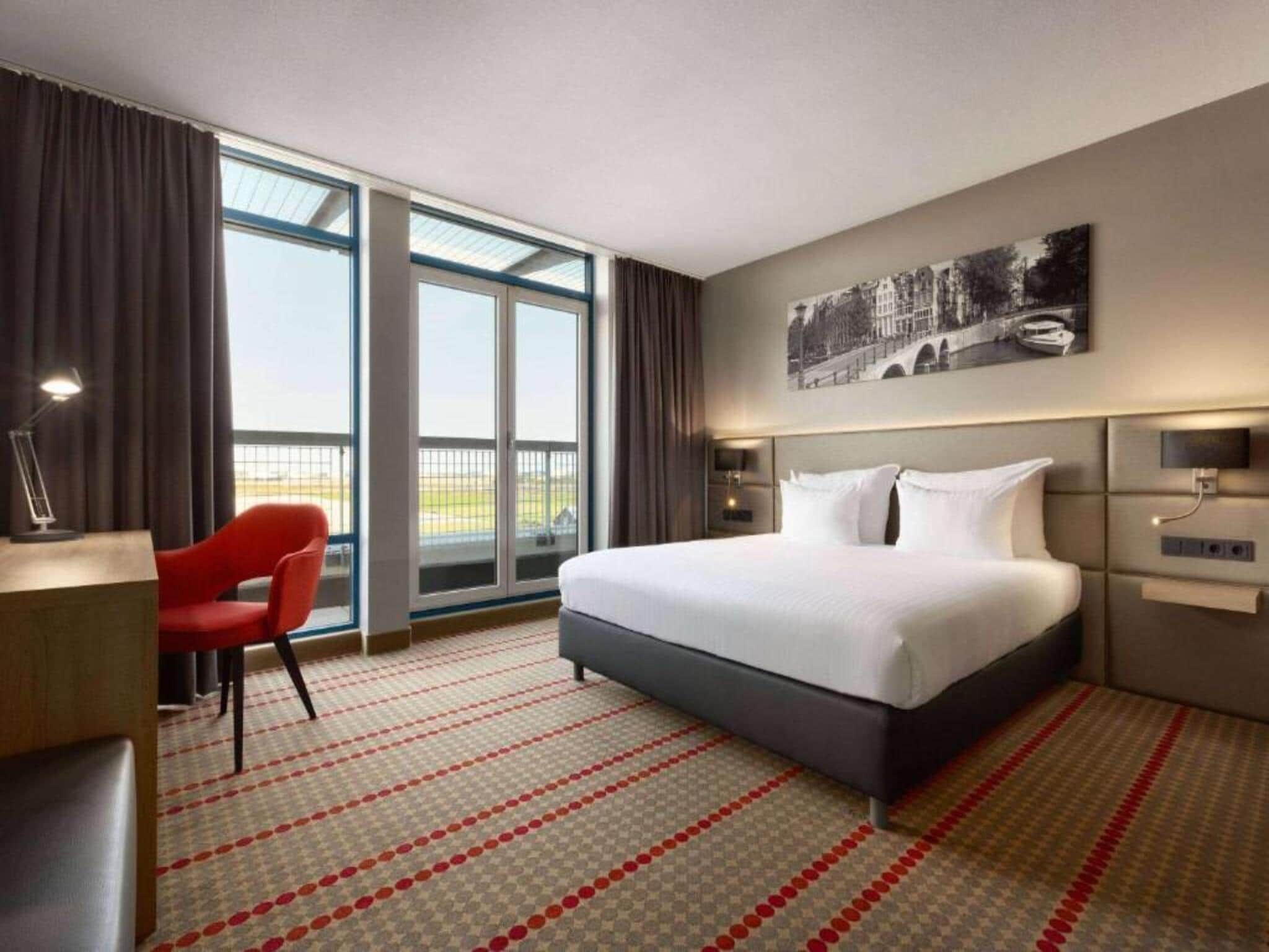 Een slaapkamer van Sunday Hotel Amsterdam Airport Schiphol in Badhoevedorp,