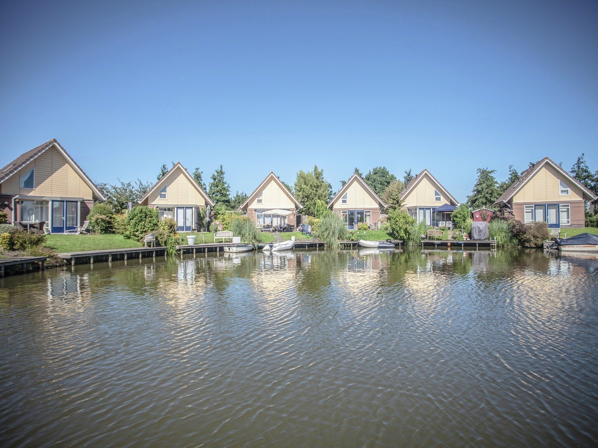 De buitenkant van Waterwoning 6 in Medemblik