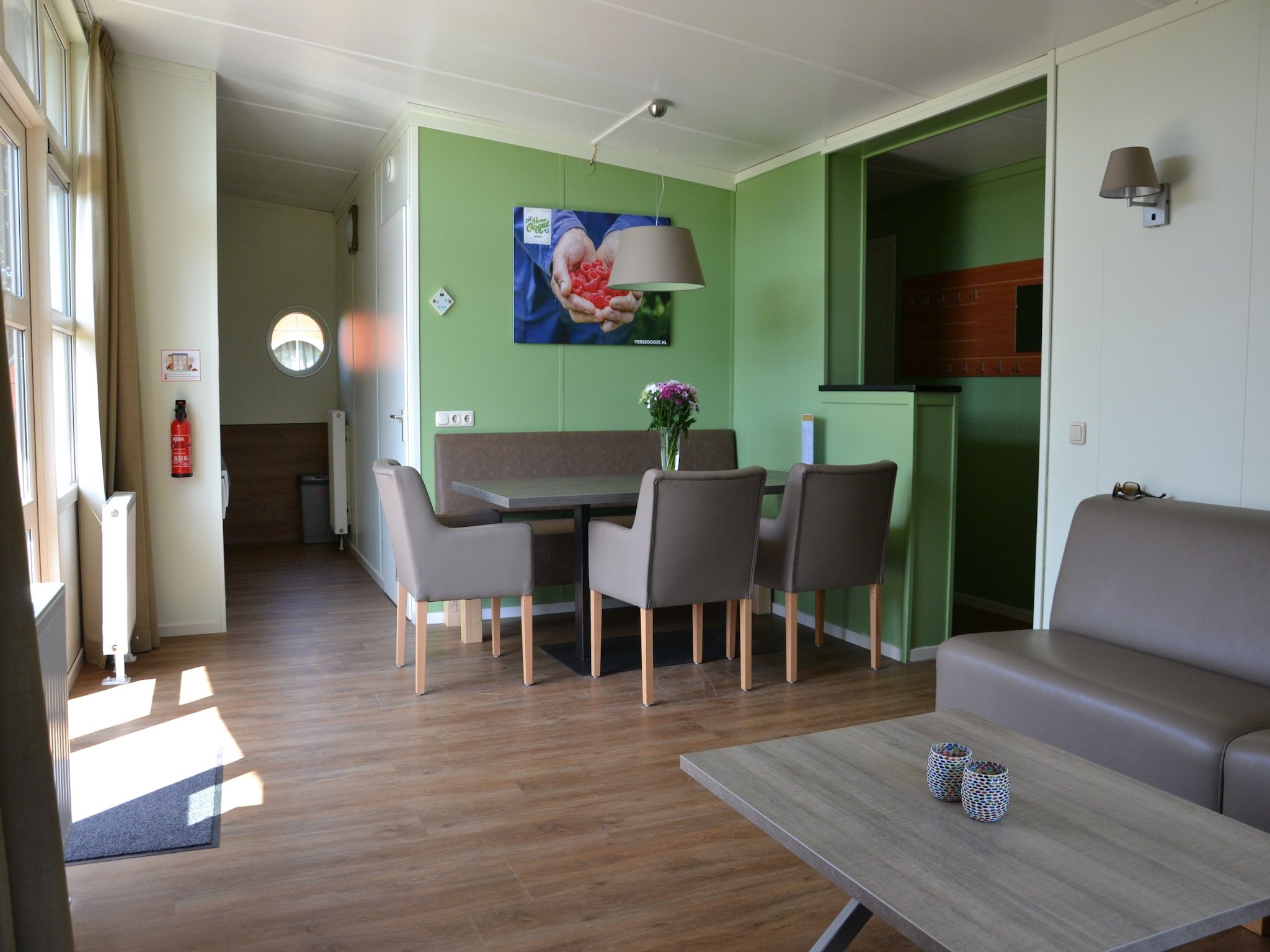 De eetkamer van Strandpark Vlugtenburg 2 in 's-Gravenzande