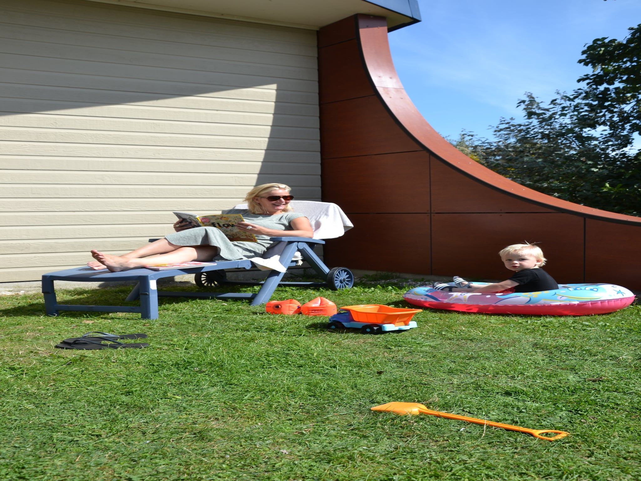 De tuin van Strandpark Vlugtenburg 2 in 's-Gravenzande