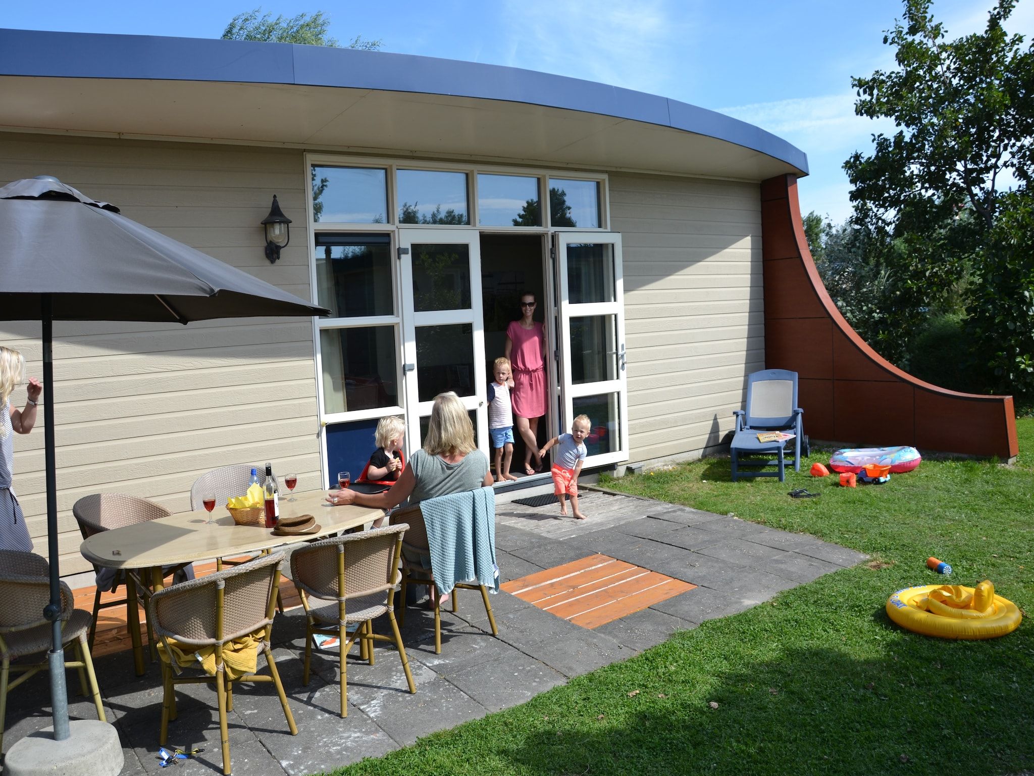 De tuin van Strandpark Vlugtenburg 2 in 's-Gravenzande