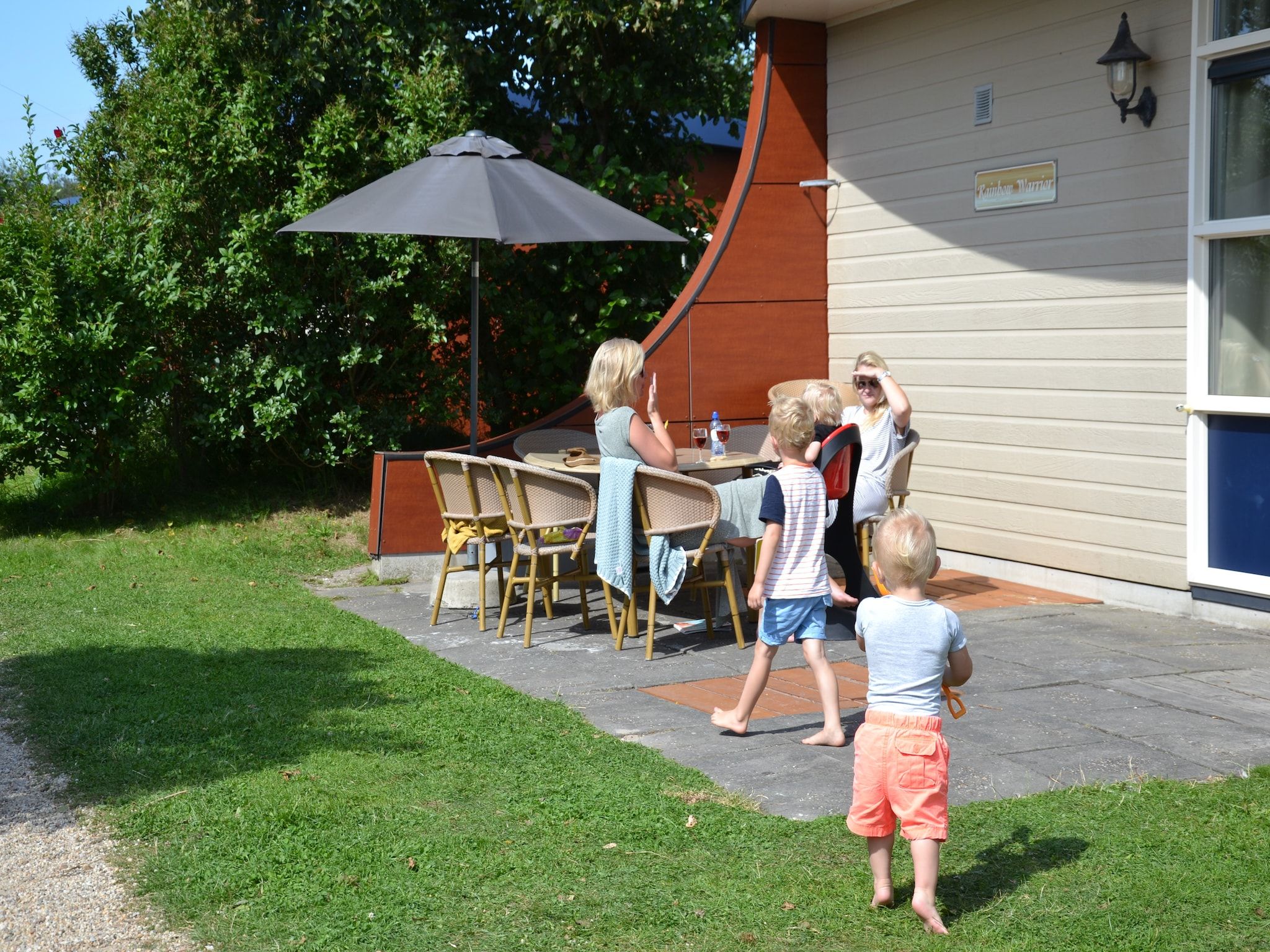 De tuin van Strandpark Vlugtenburg 2 in 's-Gravenzande