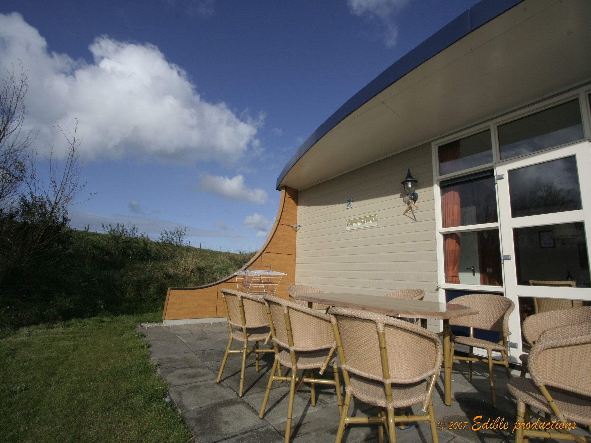 Het terras van Strandpark Vlugtenburg 3 in 's-Gravenzande