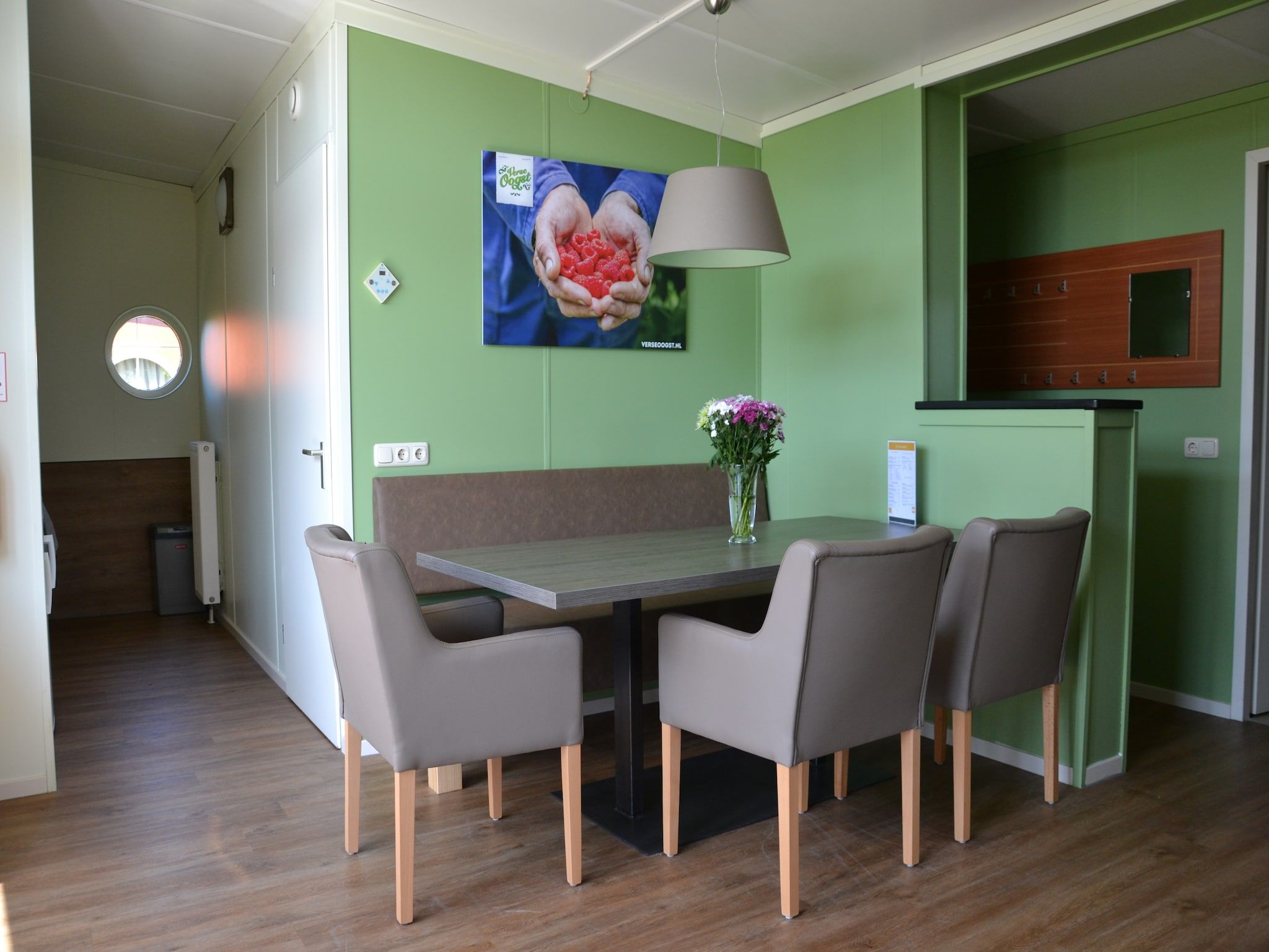 De eetkamer van Strandpark Vlugtenburg 3 in 's-Gravenzande