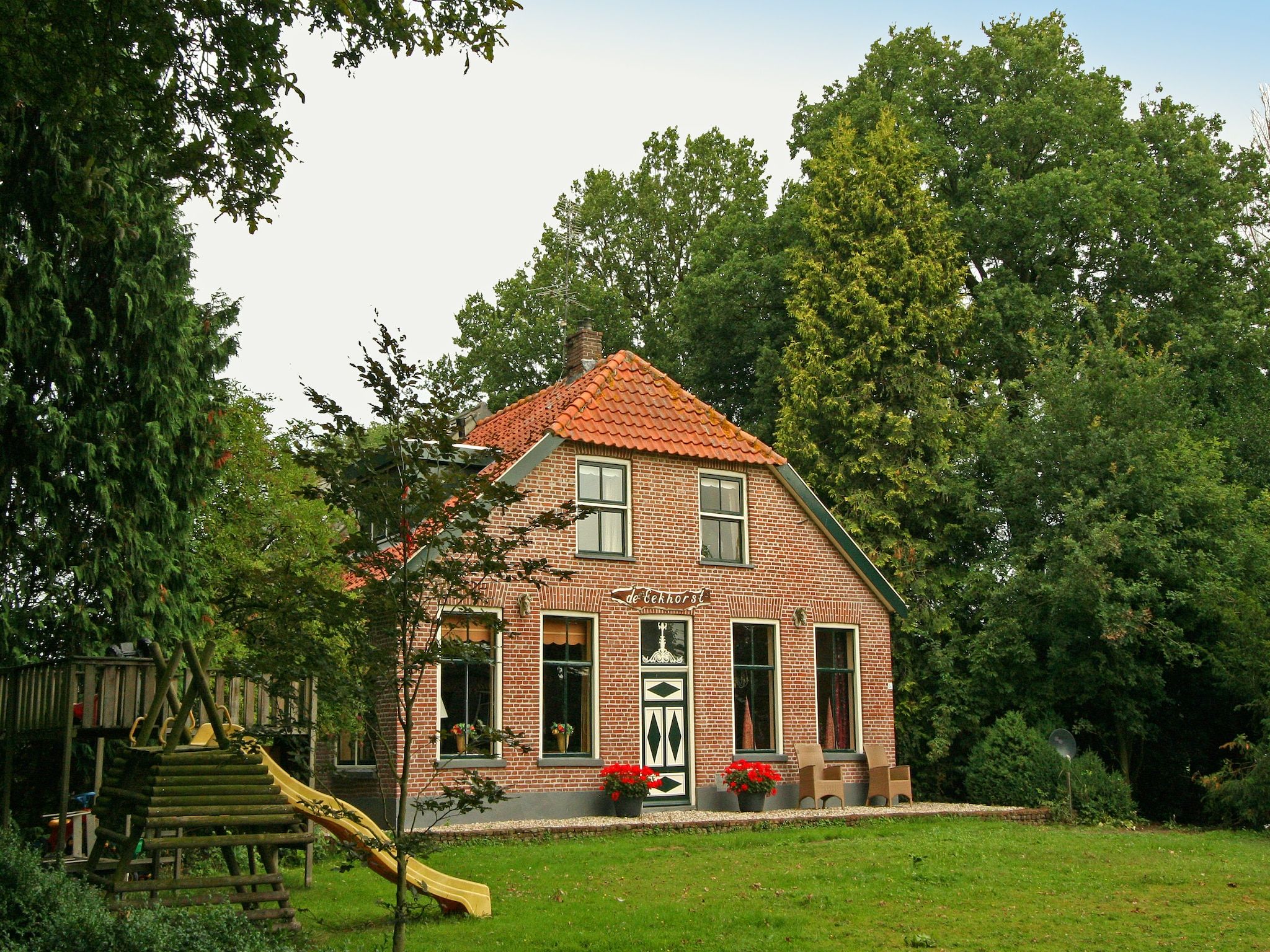 De buitenkant van De Eekhorst in Balkbrug