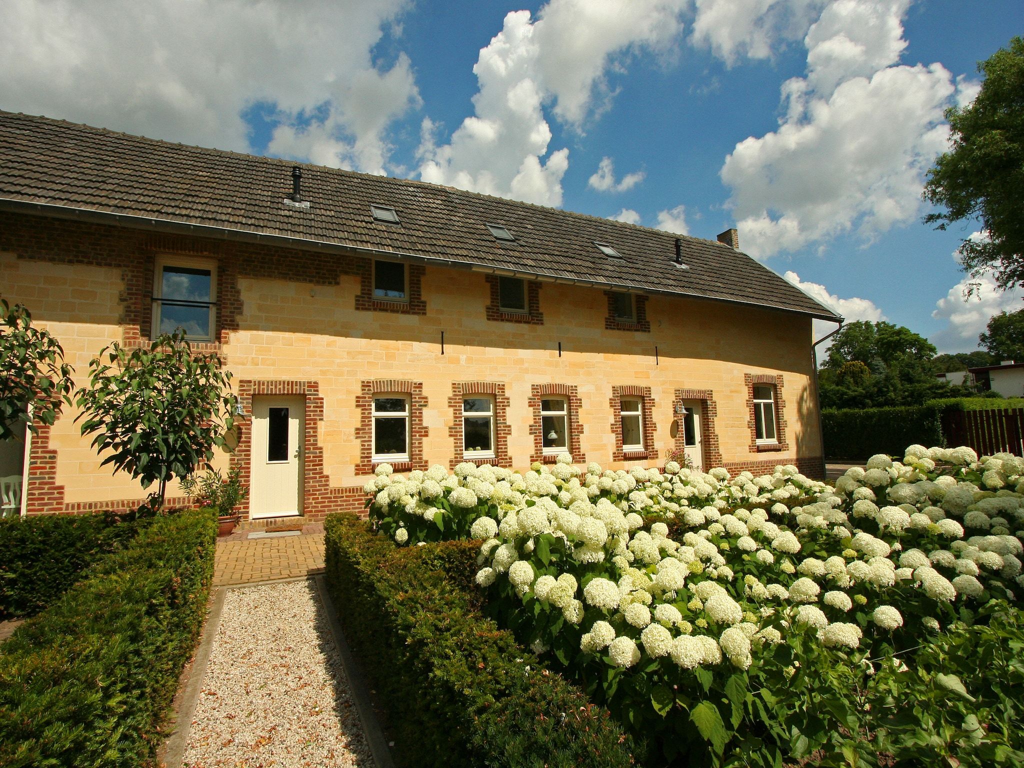 De buitenkant van Hoeve in gunne winkel 1 en 2 in Wijlre