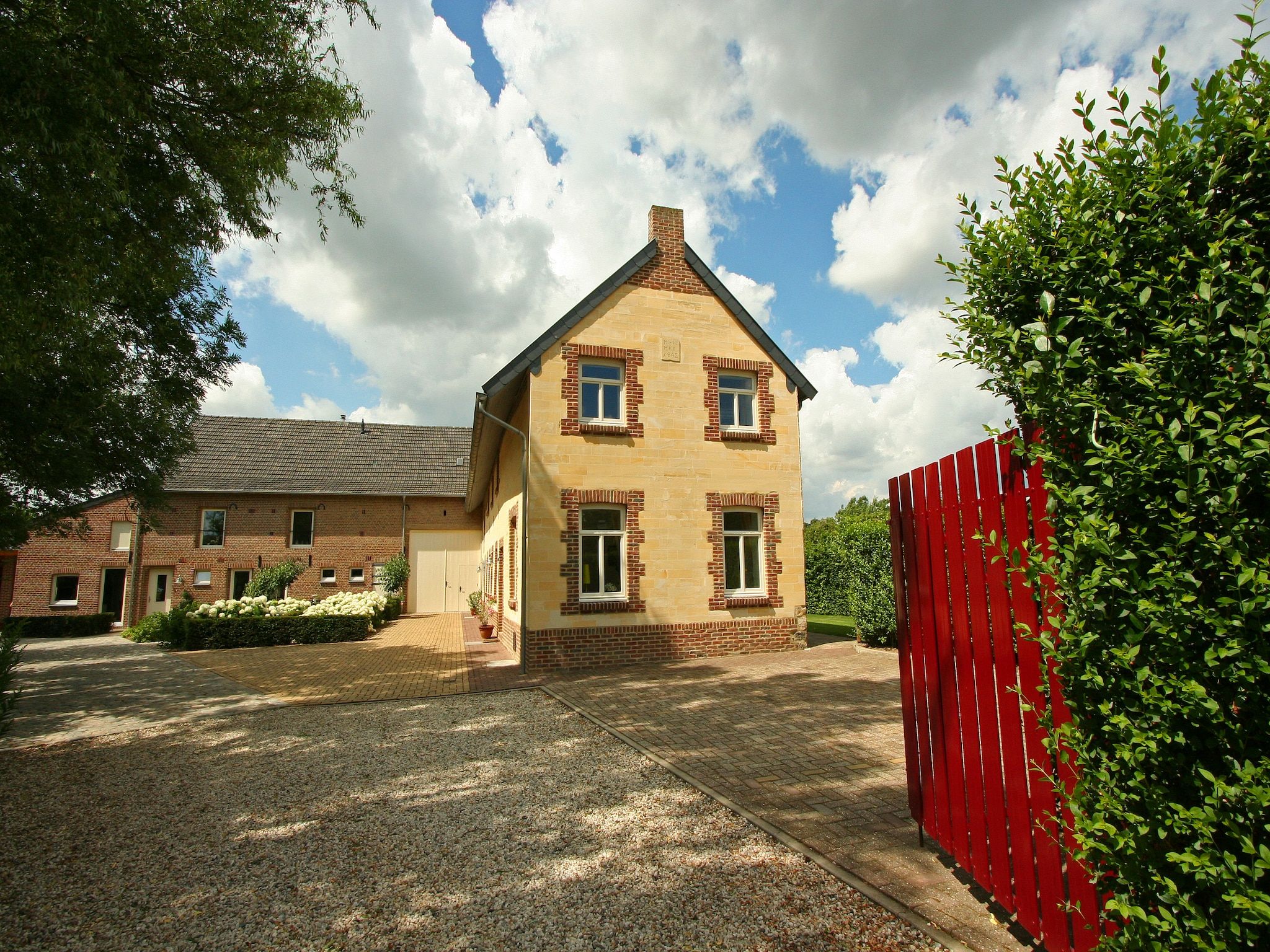 De buitenkant van Hoeve in gunne winkel 1 en 2 in Wijlre