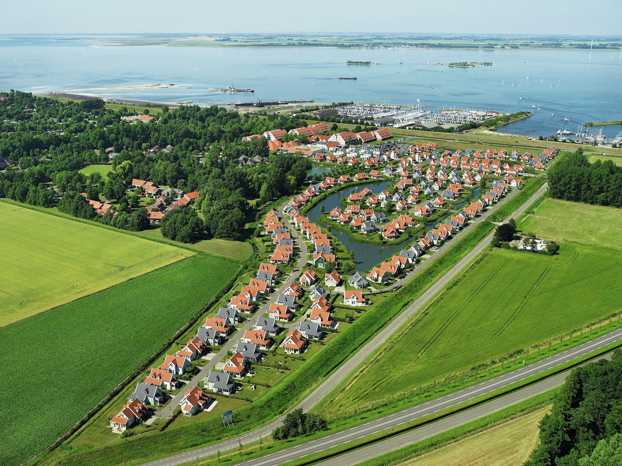 De buitenkant van Aquadelta 13 in Bruinisse