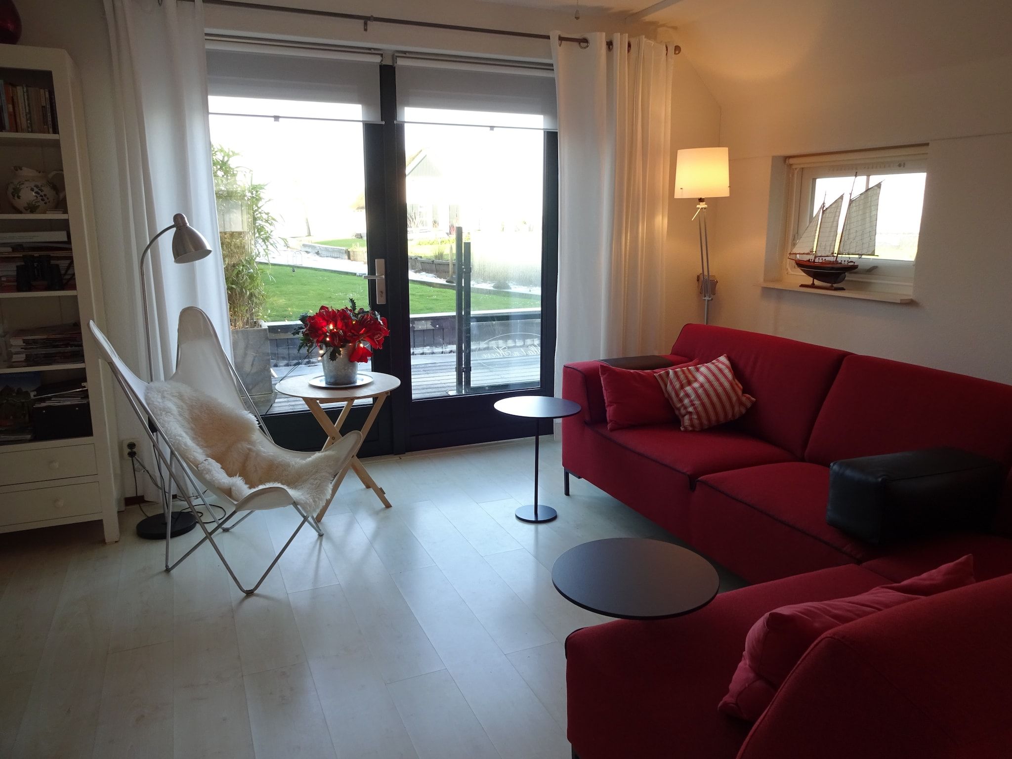 De woonkamer van Villa ten Hoeve in Steendam