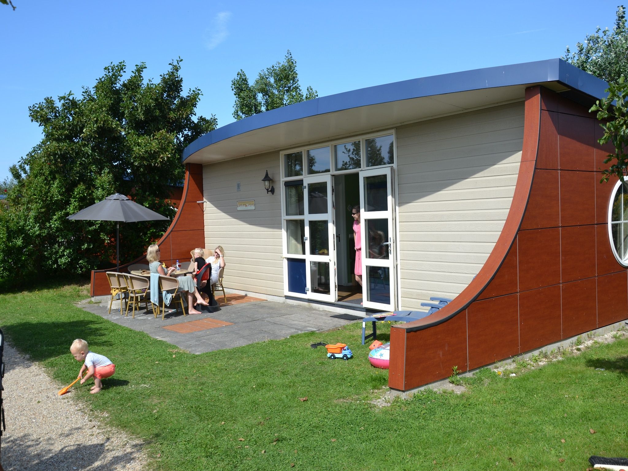 De tuin van Strandpark Vlugtenburg 5 in 's-Gravenzande