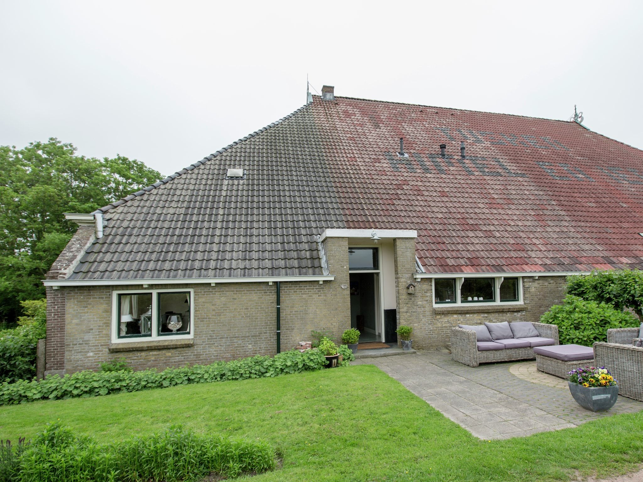 De buitenkant van De Goudsbloem in Molkwerum