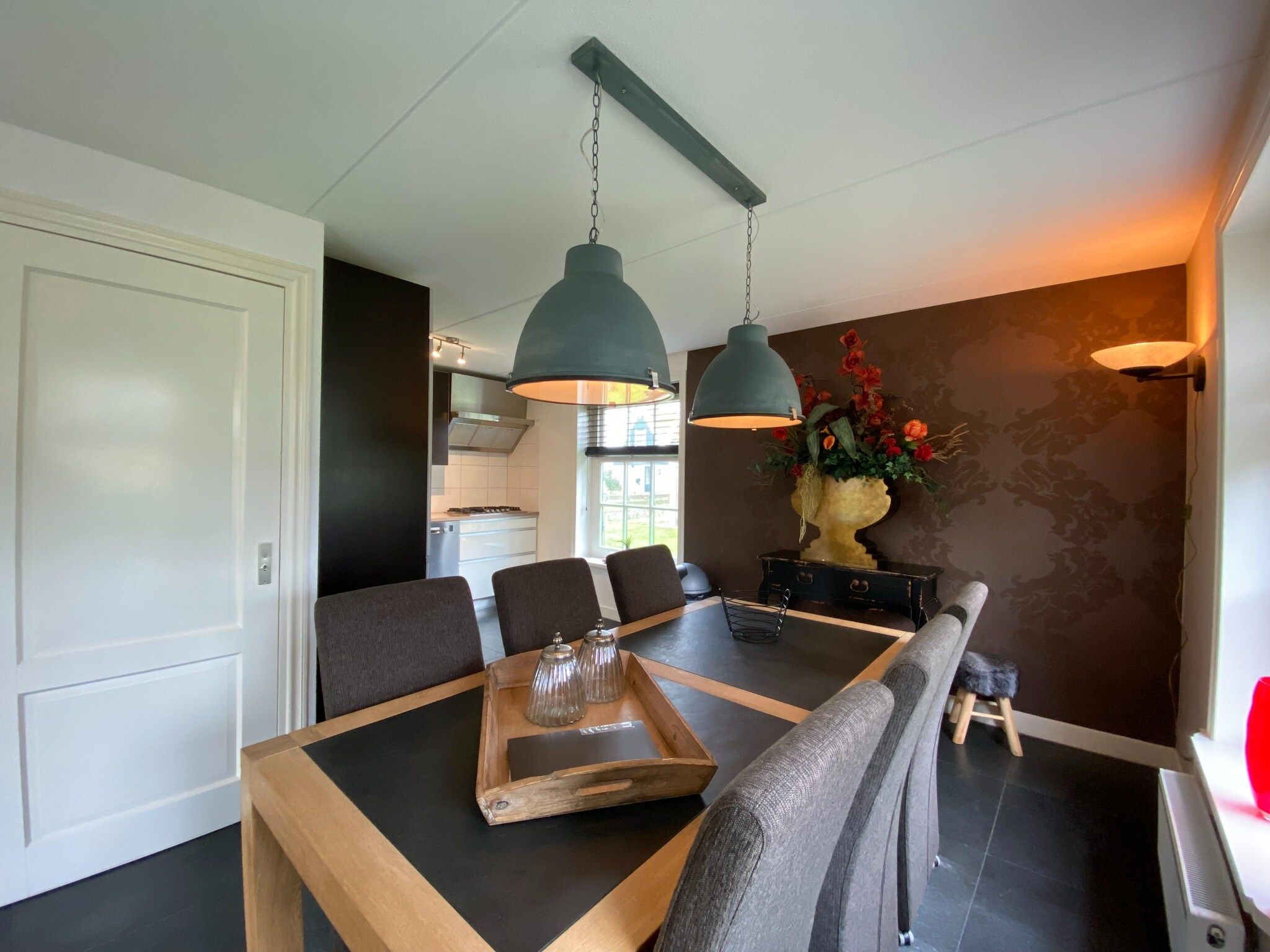 De eetkamer van Recreatiepark Wiringherlant - Villa 14 in Hippolytushoef