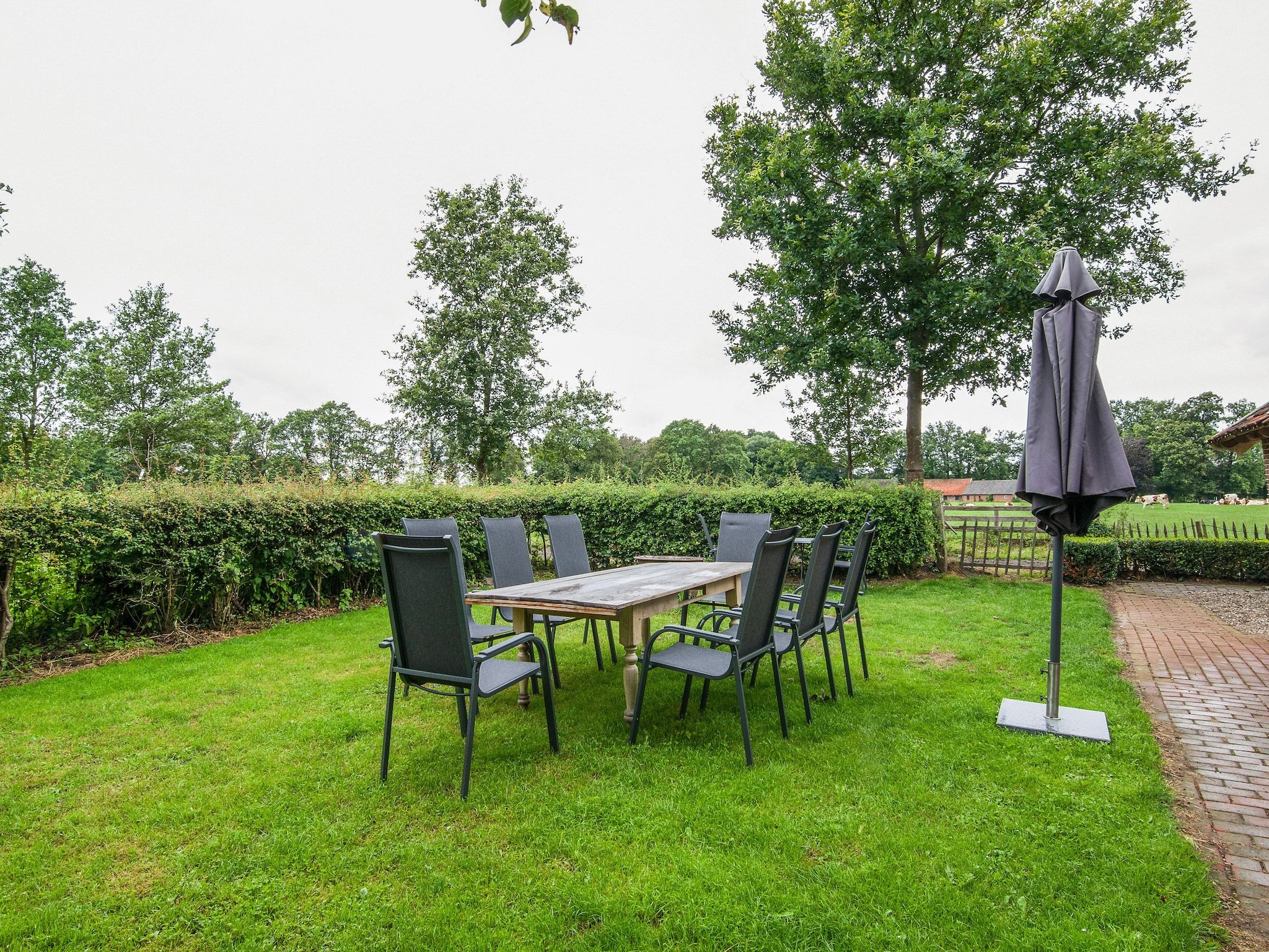 De tuin van Kotman's spieker 12 persoons in Enschede
