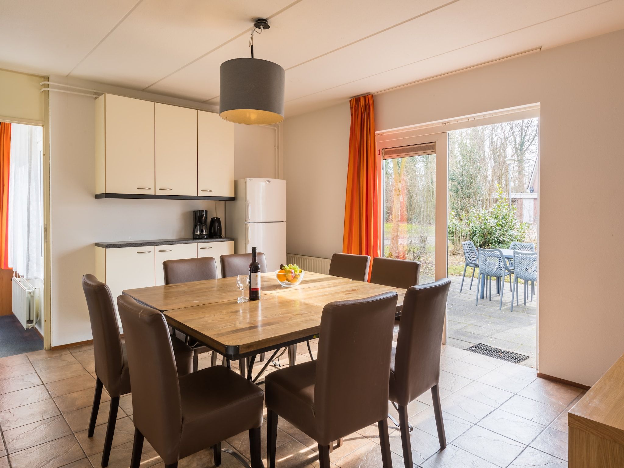 De eetkamer van Vakantiepark Hunzedal 6 in Borger