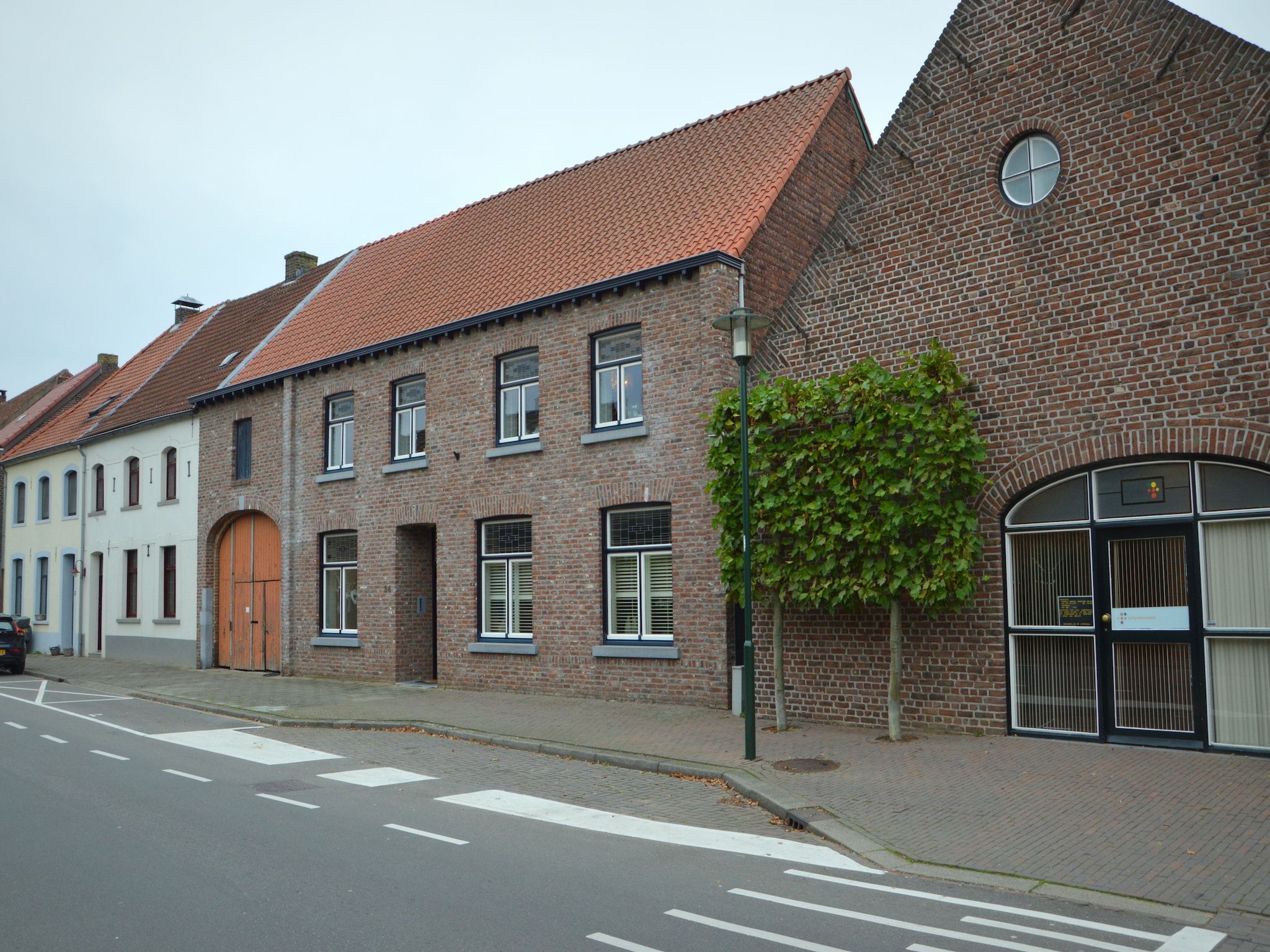 De buitenkant van Maasheuvel in Roosteren