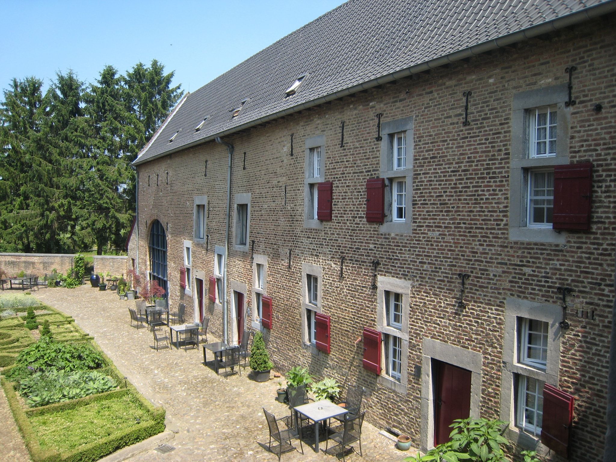 De buitenkant van Meschermolen 9 in Mesch-Eijsden