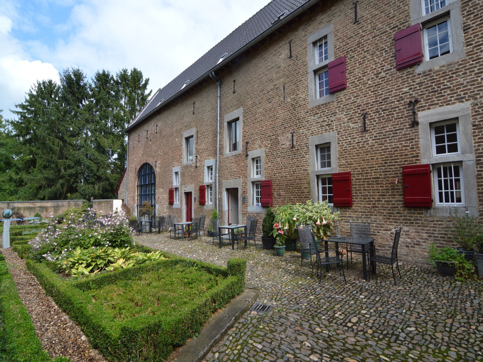 De buitenkant van Meschermolen 10 in Mesch-Eijsden