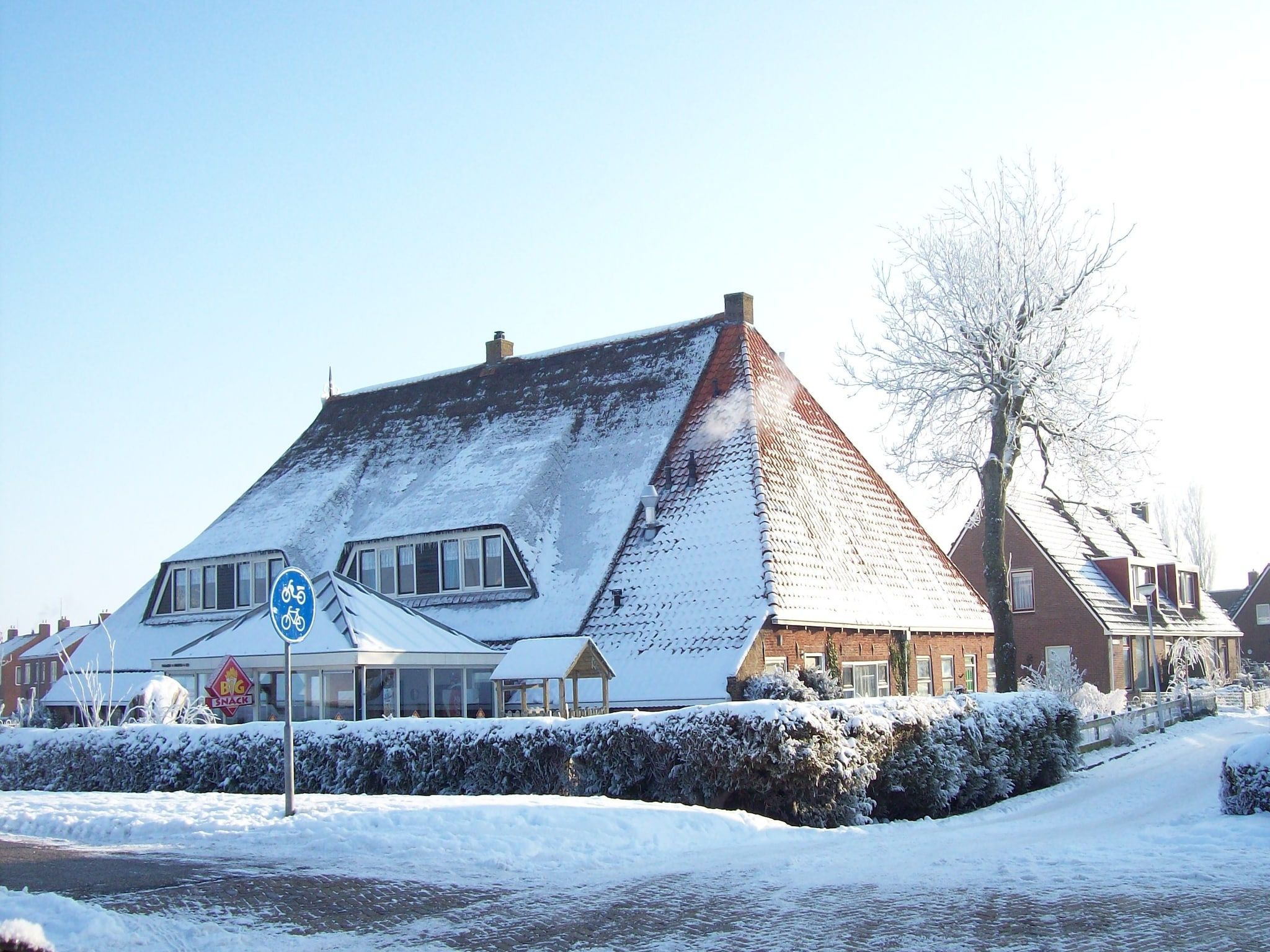 De buitenkant van De Vakantie boerderij in Holwerd