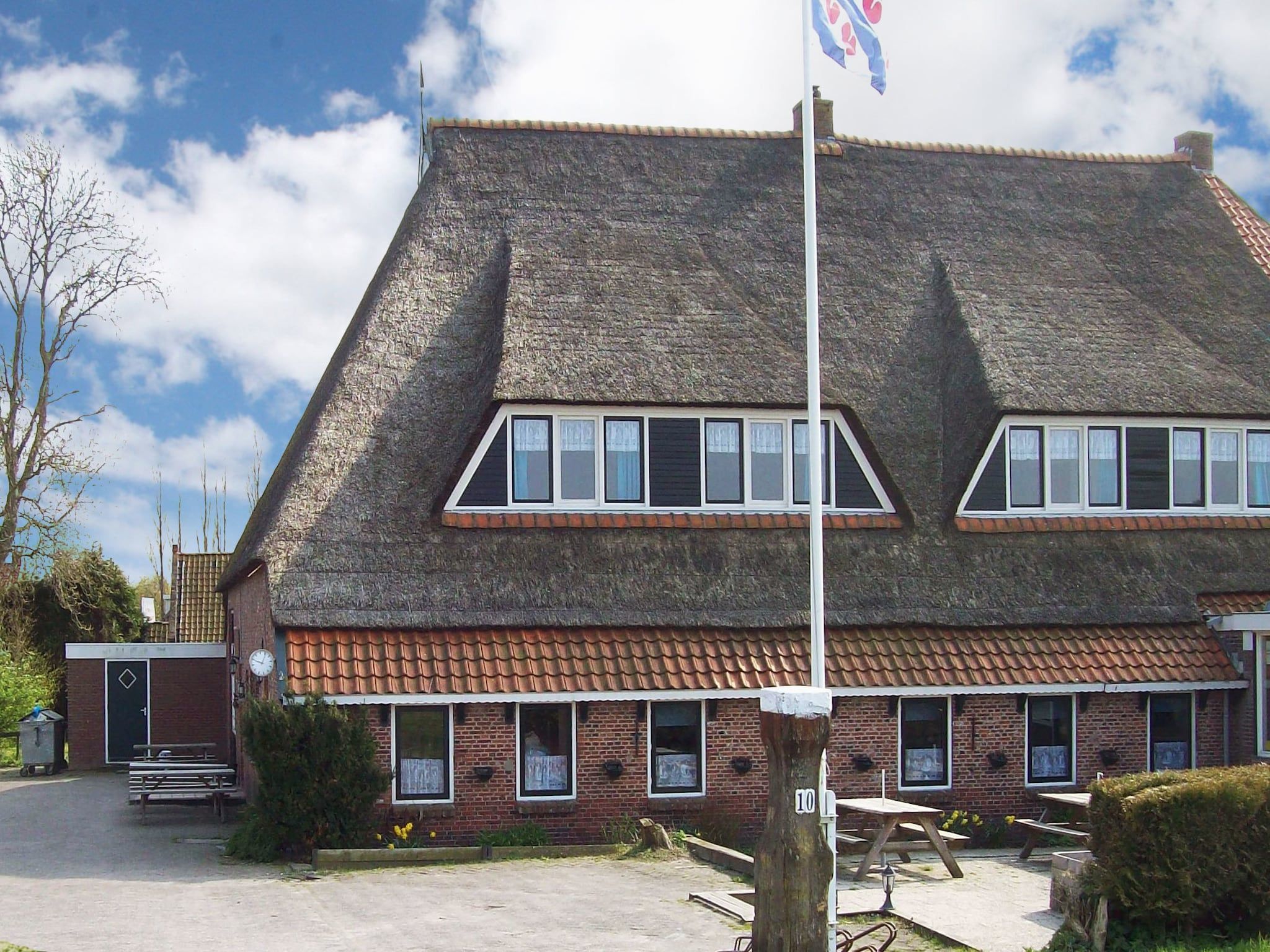 De buitenkant van De Vakantie boerderij in Holwerd