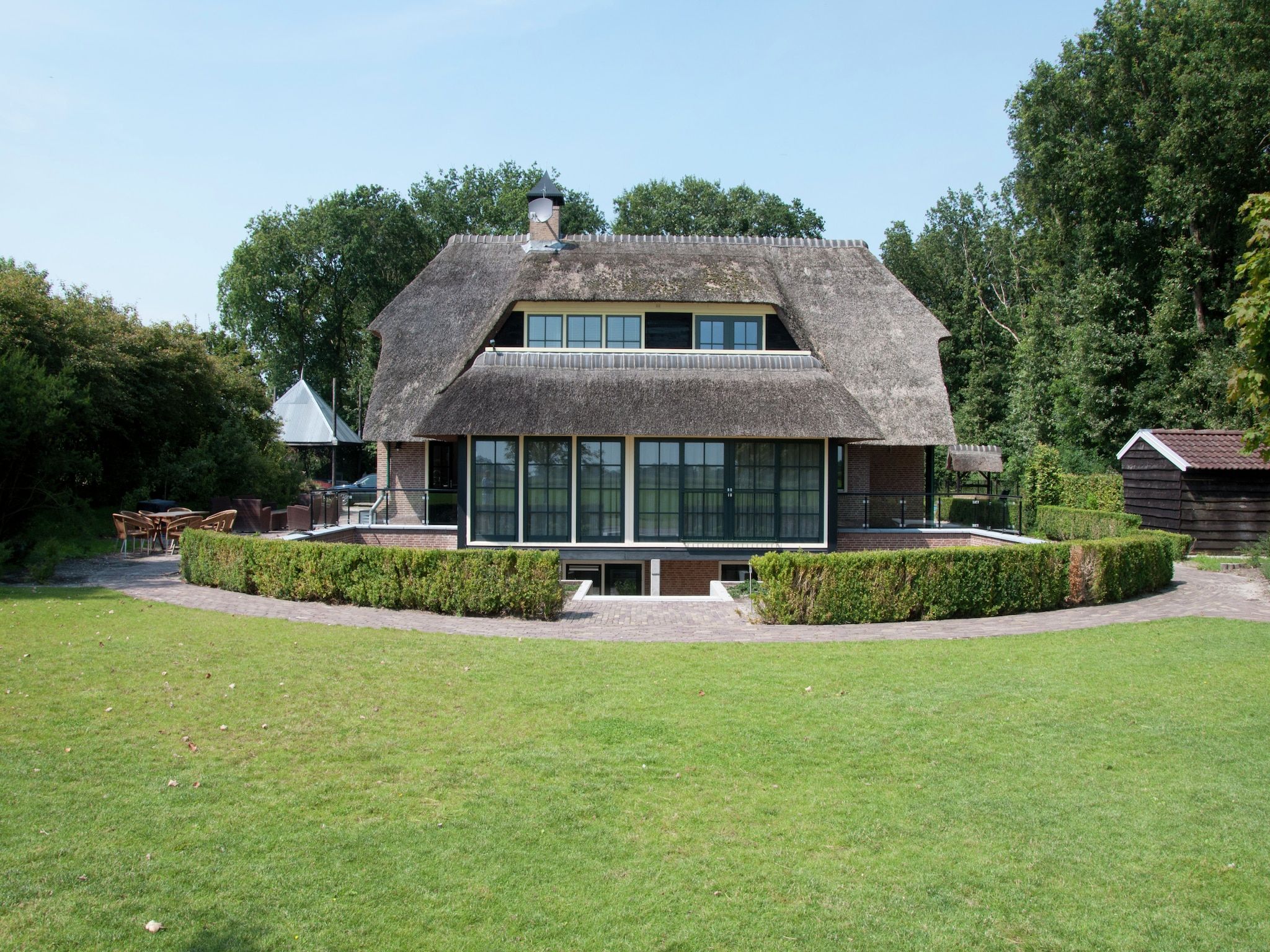 De buitenkant van Landhuis de Linde in Nijensleek