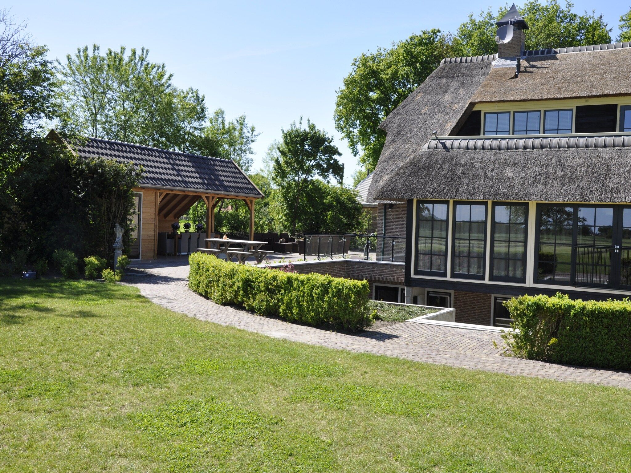 De buitenkant van Landhuis de Linde in Nijensleek