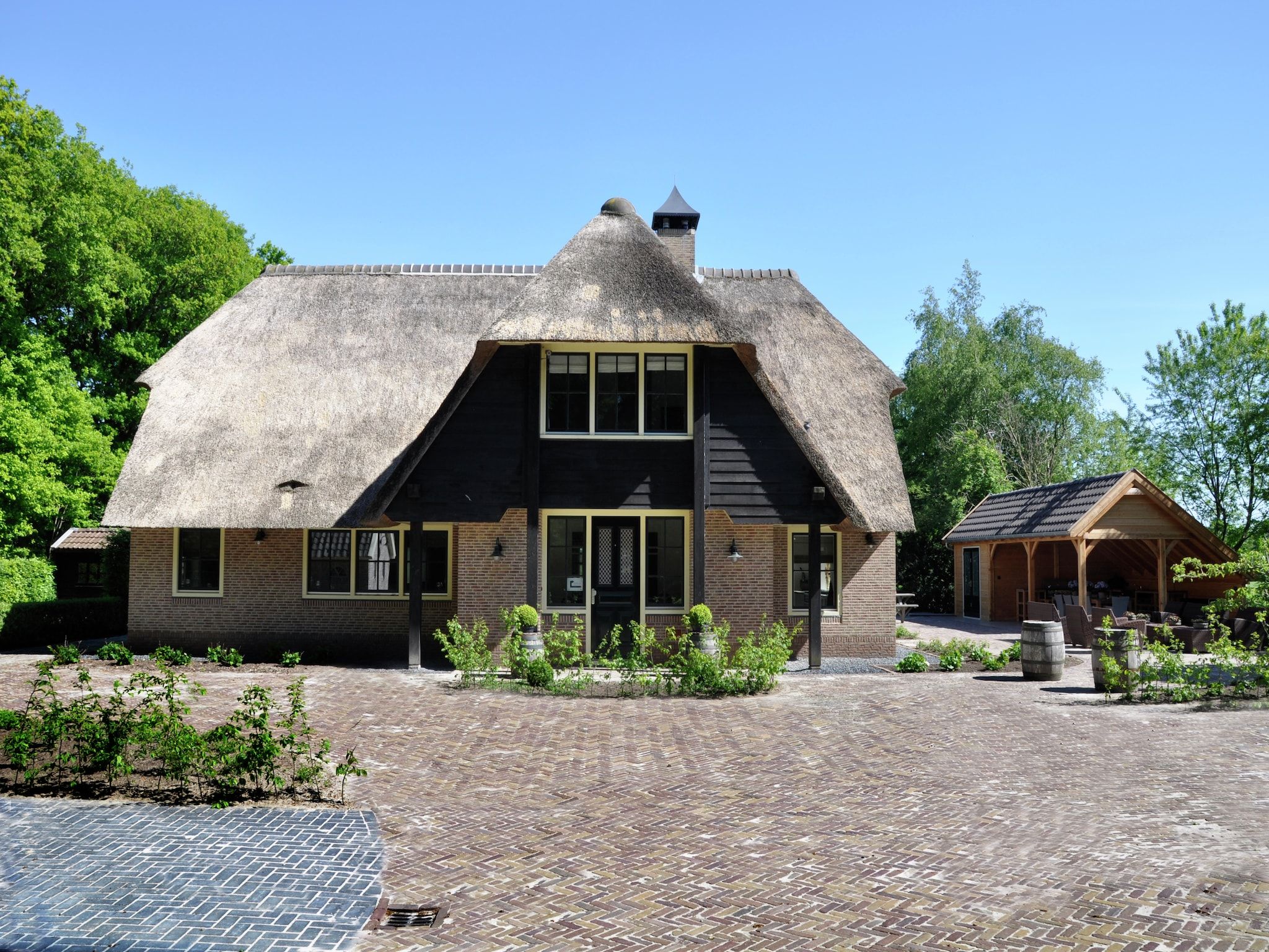 De buitenkant van Landhuis de Linde in Nijensleek