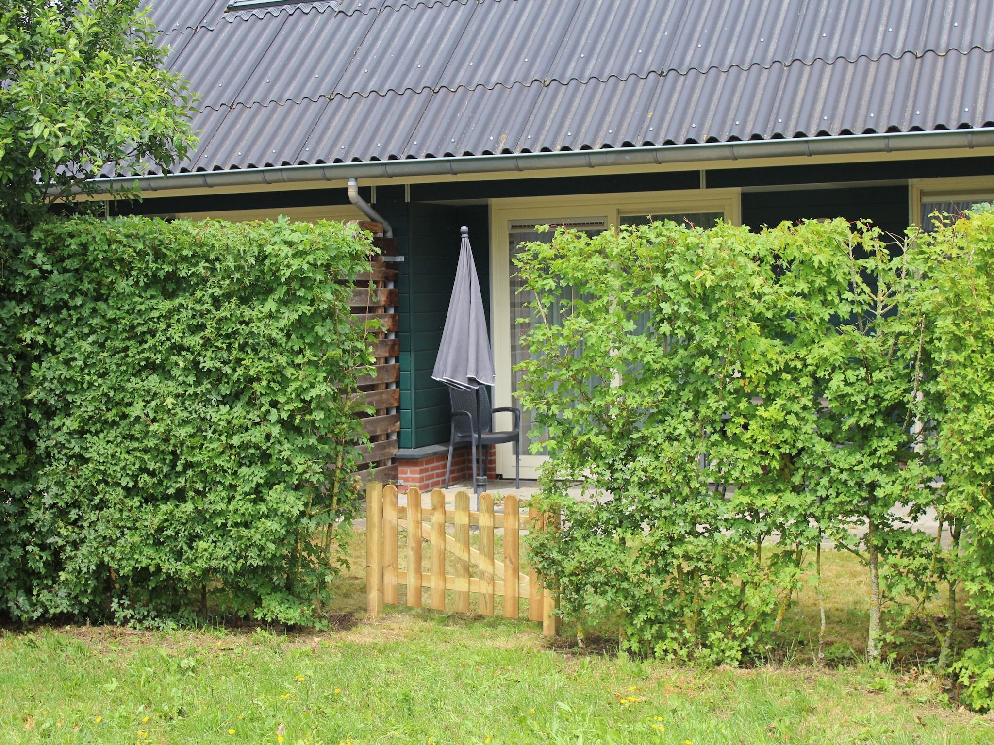 Het terras van Vakantiepark Horsetellerie 4 in Hardenberg (rheezerveen)