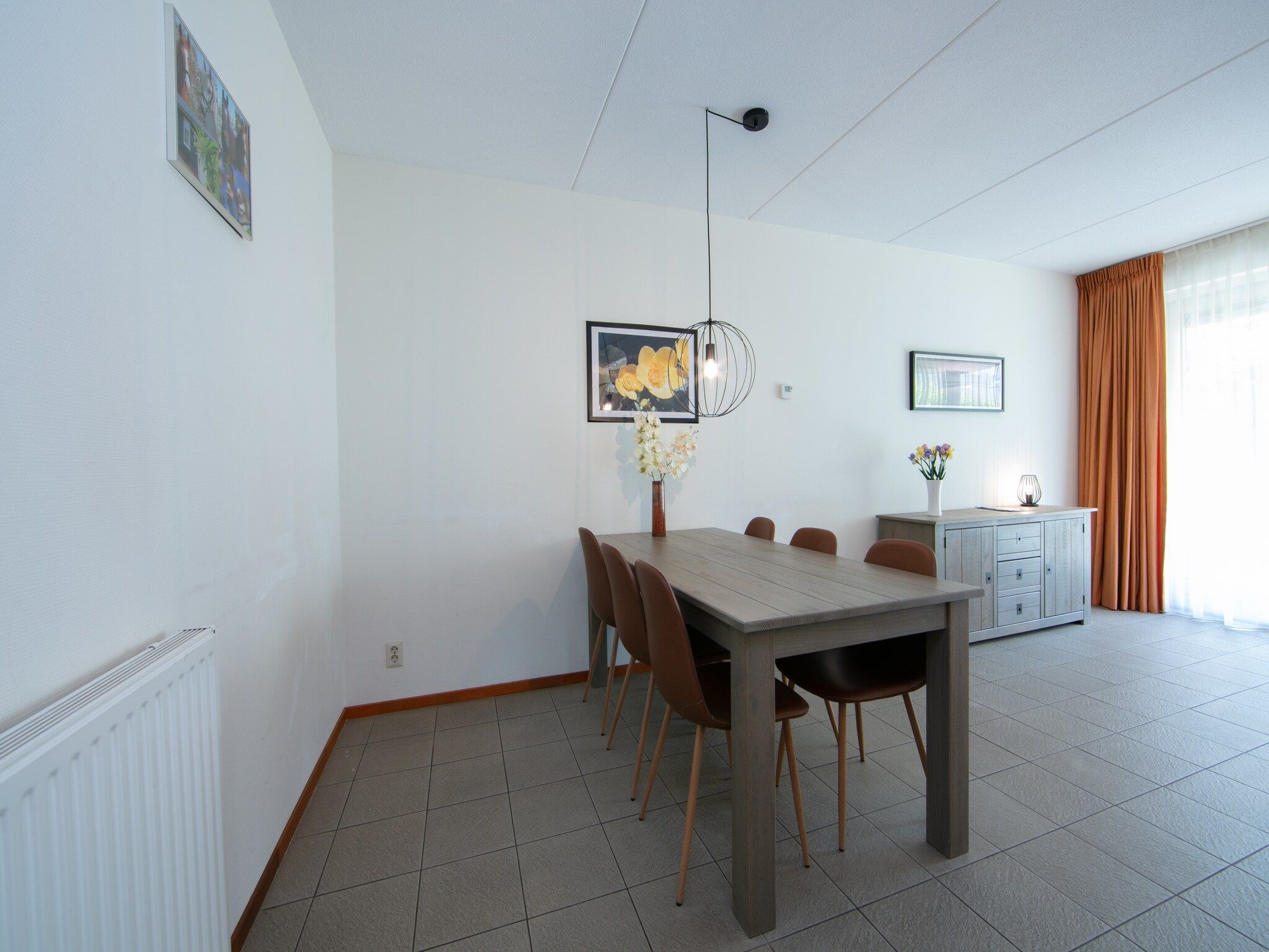 De eetkamer van Vakantiepark Horsetellerie 4 in Hardenberg (rheezerveen)