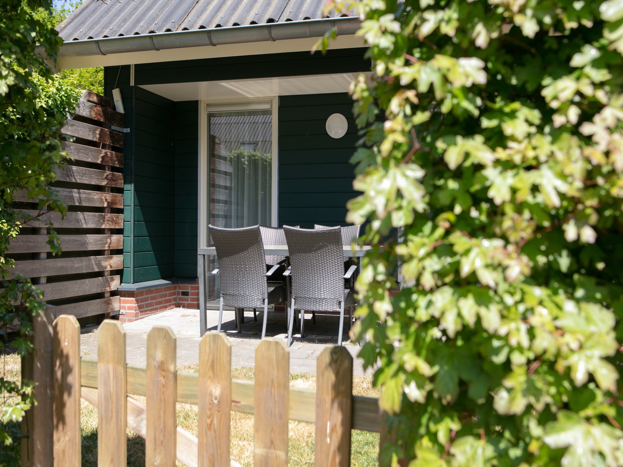 Het terras van Vakantiepark Horsetellerie 4 in Hardenberg (rheezerveen)