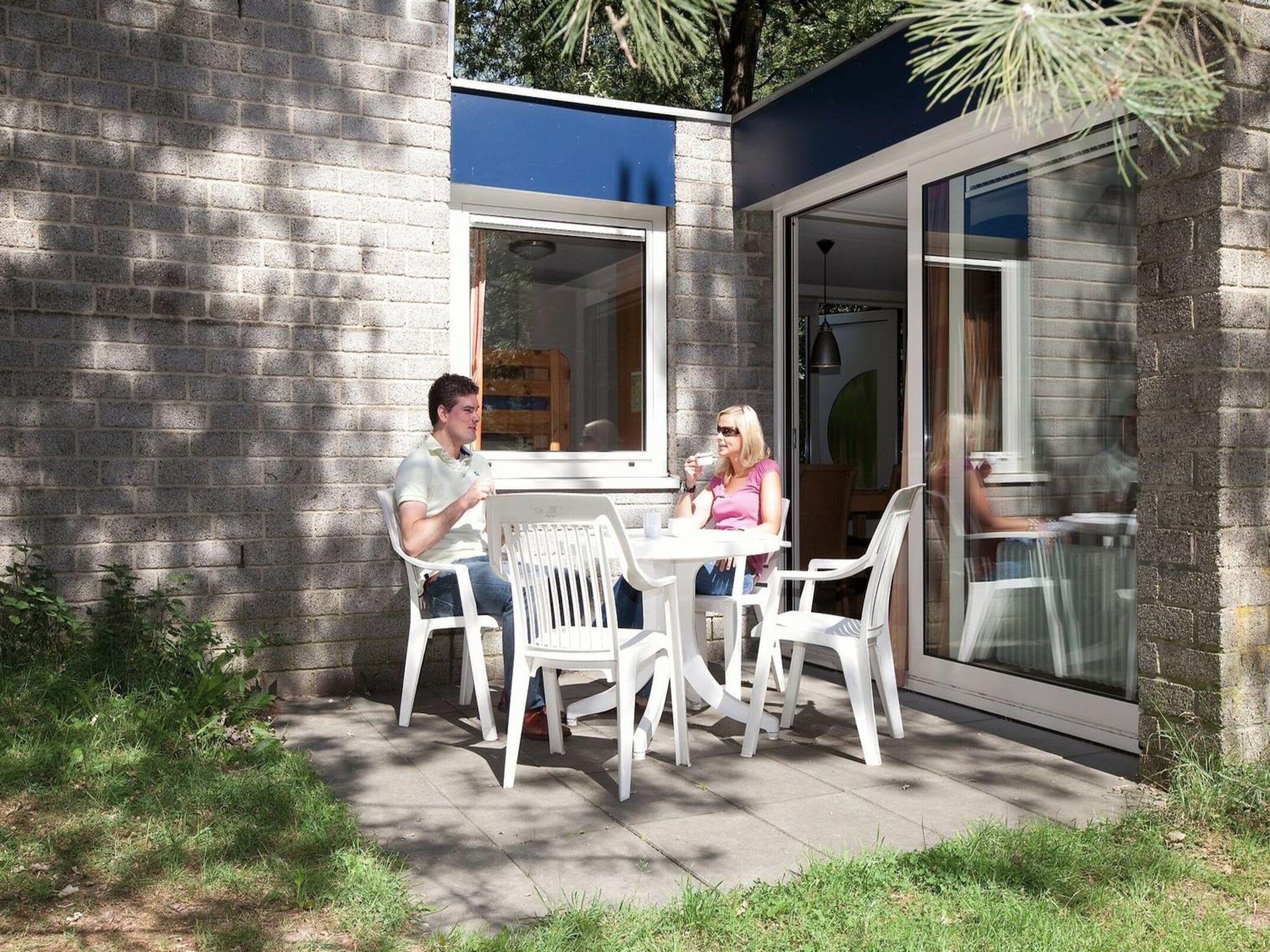 Het terras van Vakantiepark de Berkenhorst 2 in Kootwijk