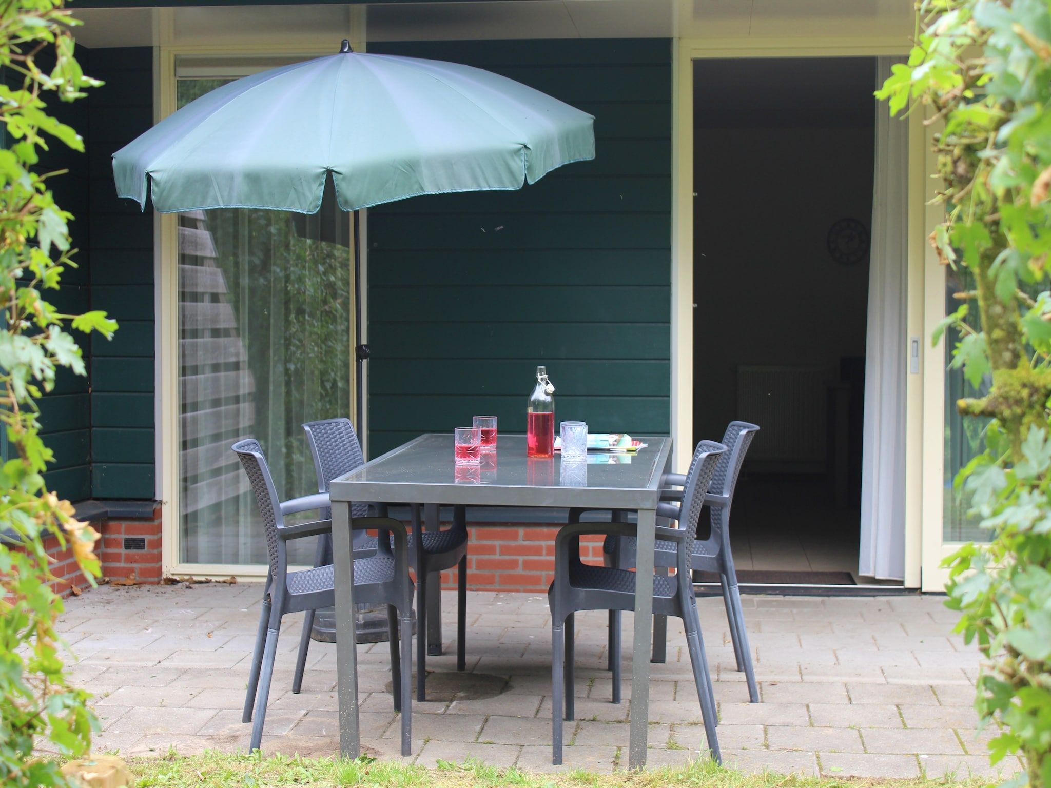 De tuin van Vakantiepark Horsetellerie 7 in Hardenberg (rheezerveen)