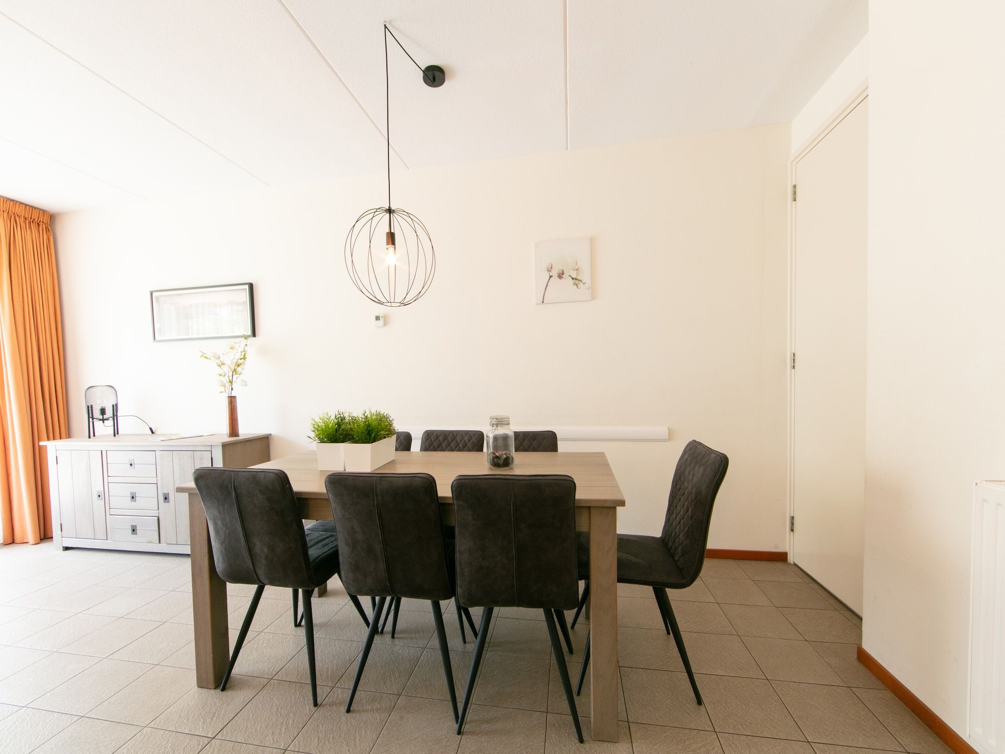 De eetkamer van Vakantiepark Horsetellerie 7 in Hardenberg (rheezerveen)