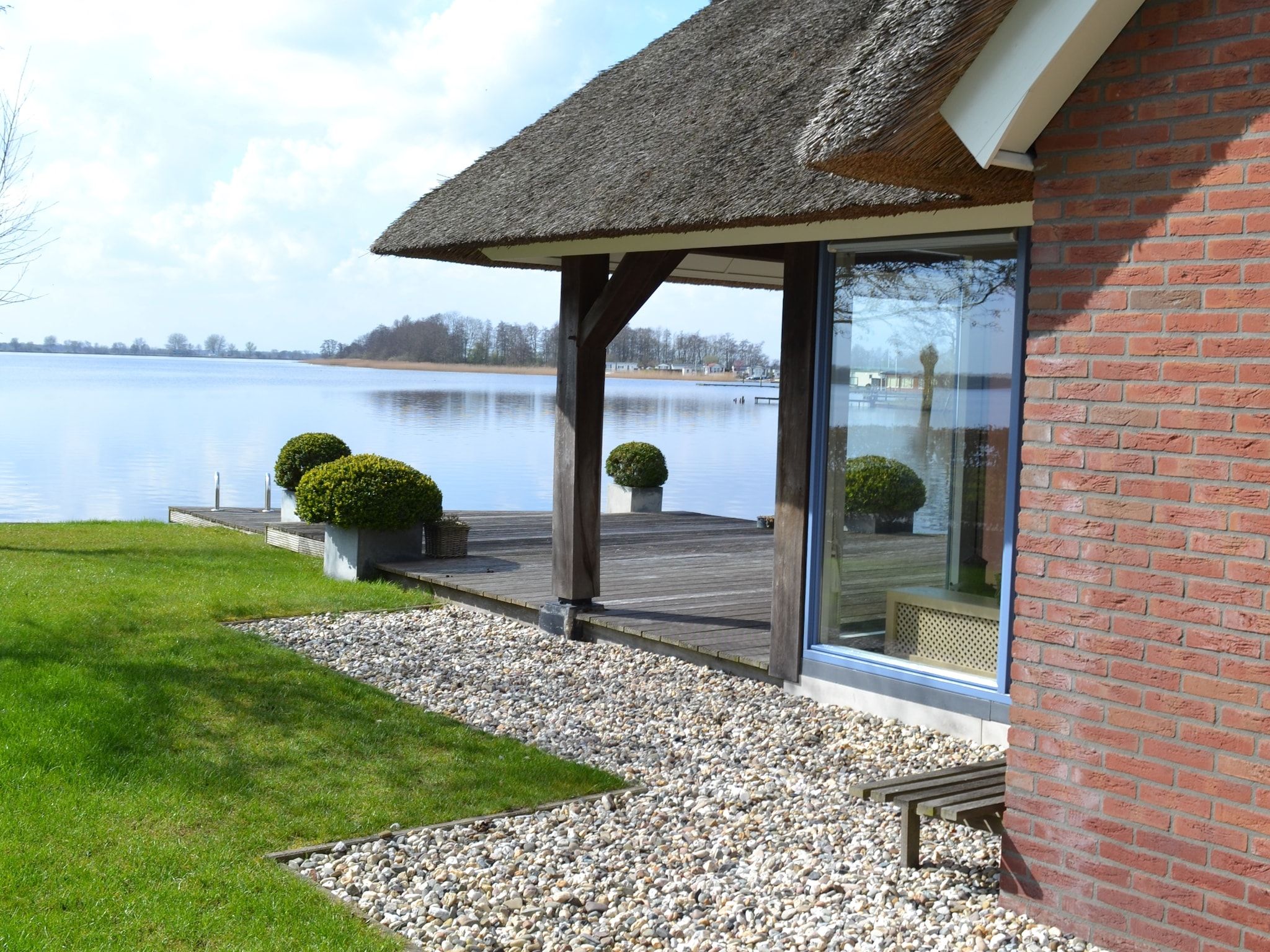 Het terras van Waterpark Belterwiede 3 in Wanneperveen
