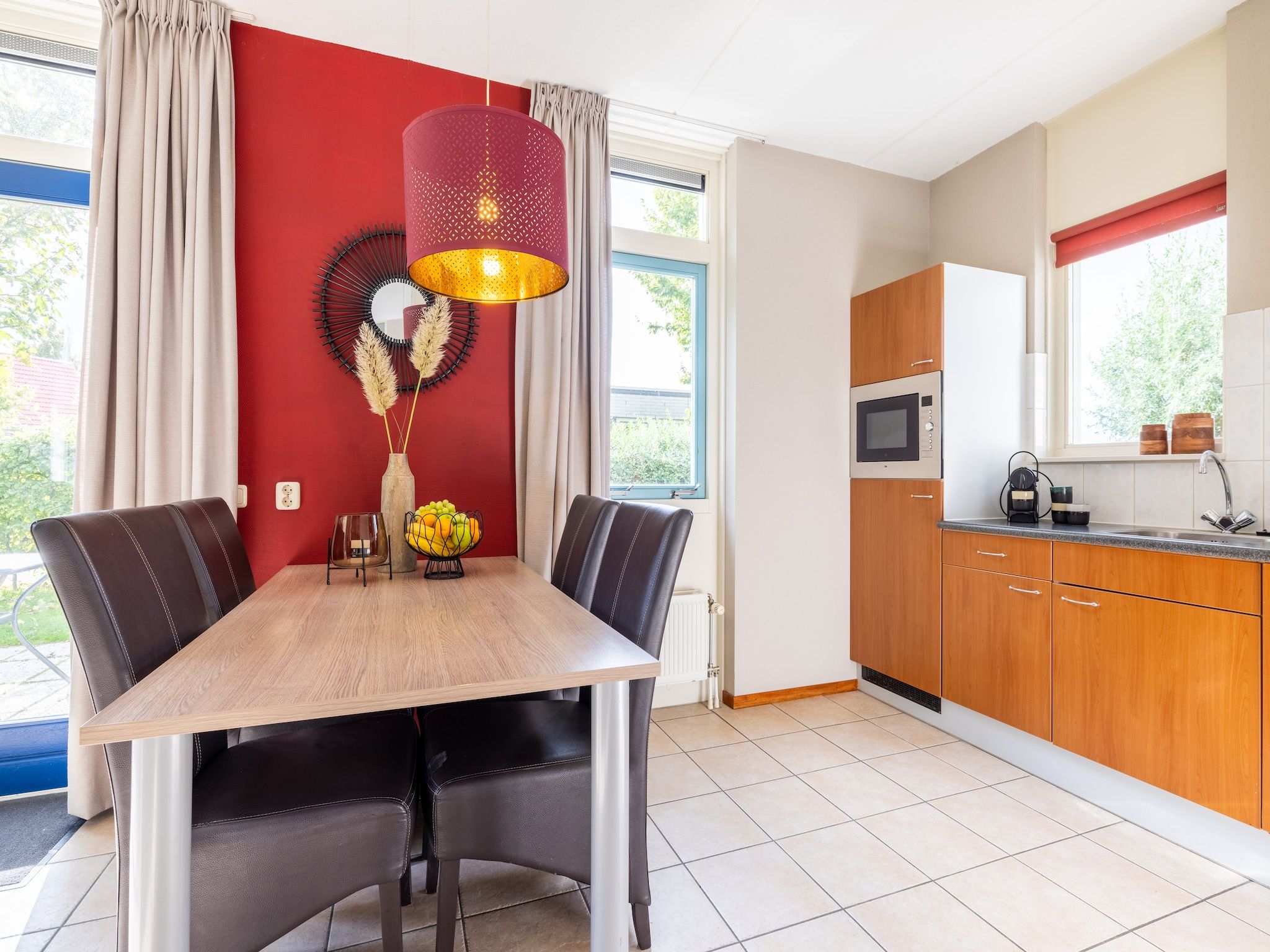 De eetkamer van Villavakantiepark IJsselhof 4 in Andijk