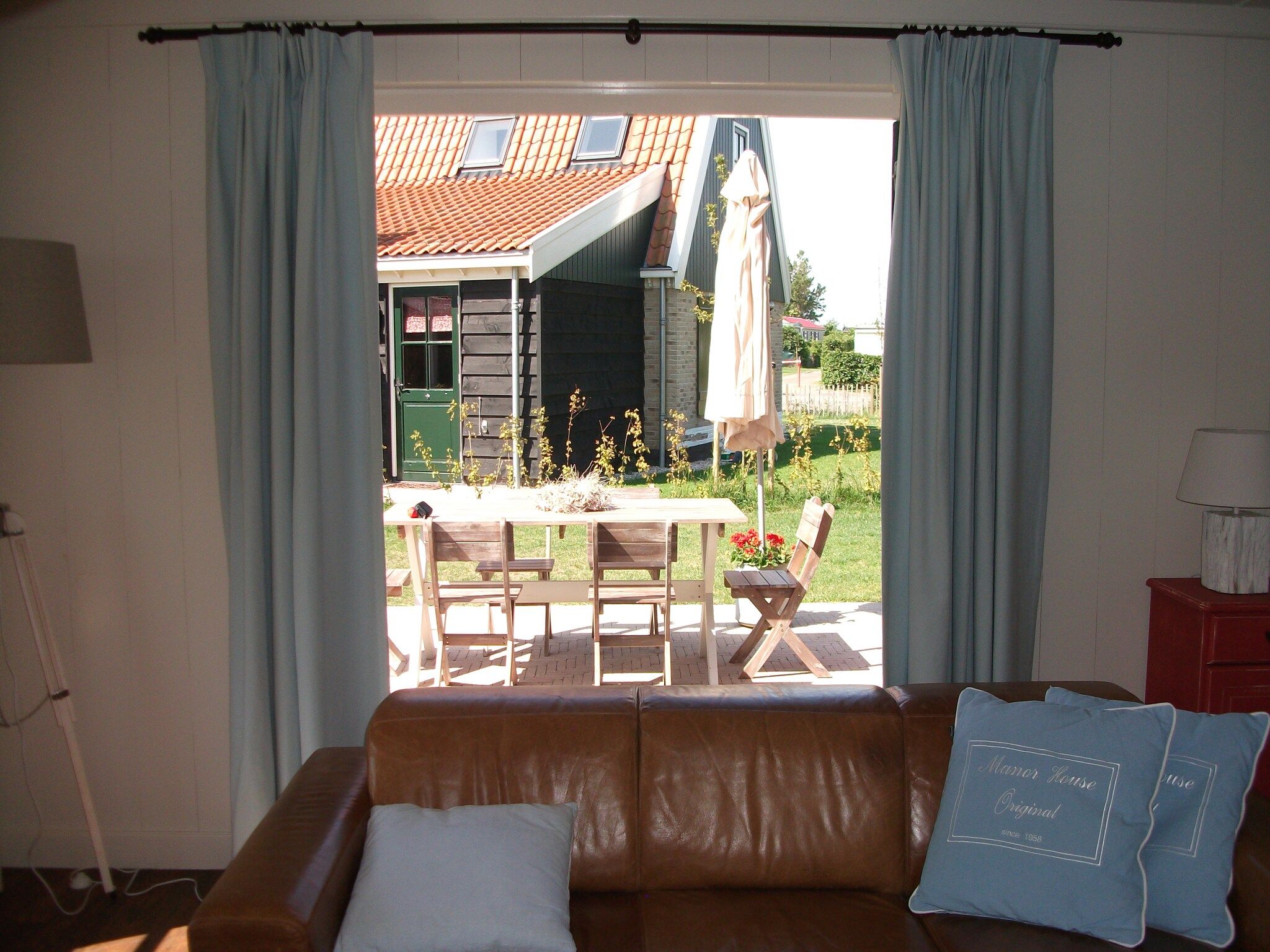 Het terras van Recreatiepark Wiringherlant  - Villa 4 in Hippolytushoef