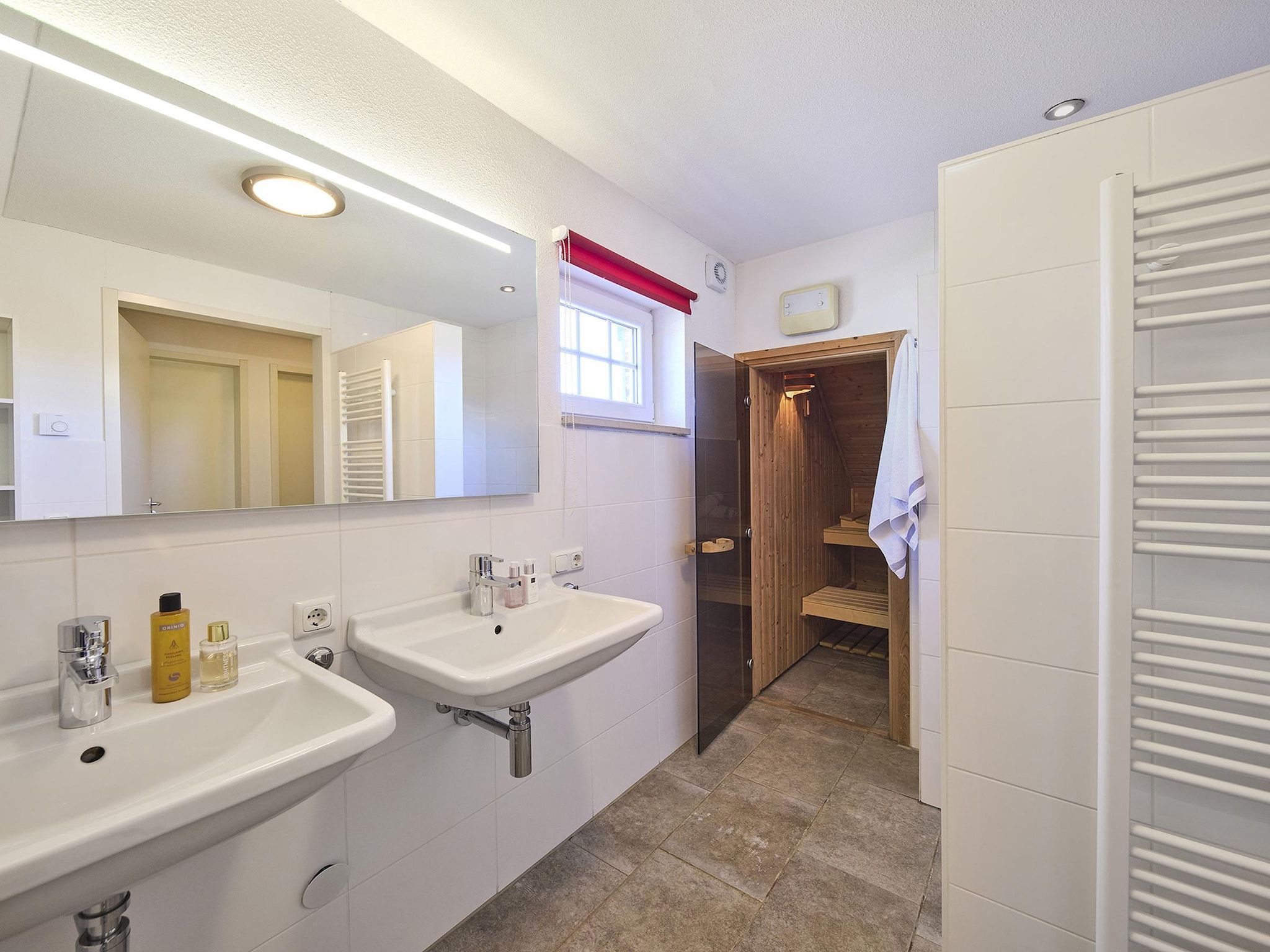 De badkamer van Buitenhof De Leistert 13 in Roggel