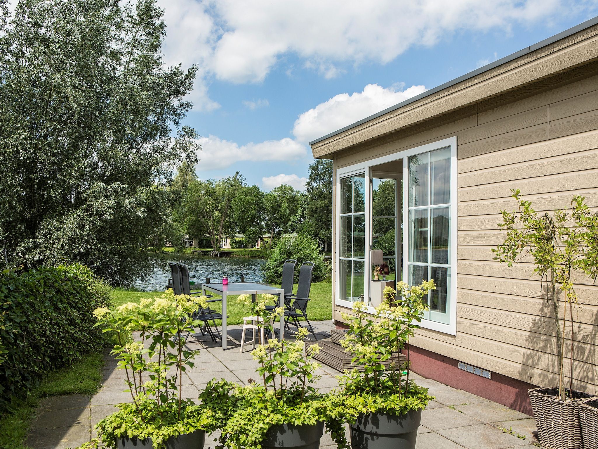 De tuin van Recreatiepark Tolplas 2 in Hoge Hexel