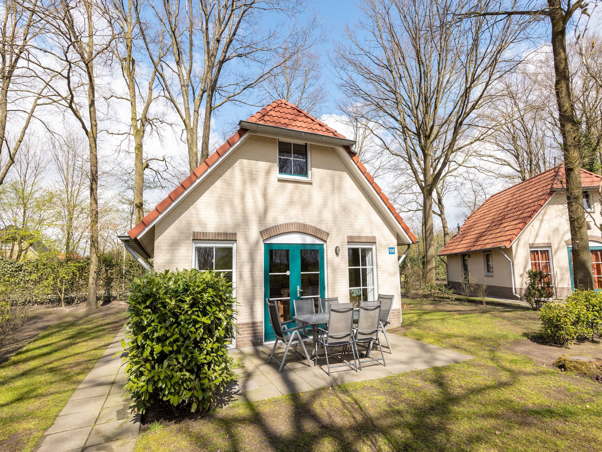 De buitenkant van Recreatiepark Tolplas 10 in Hoge Hexel