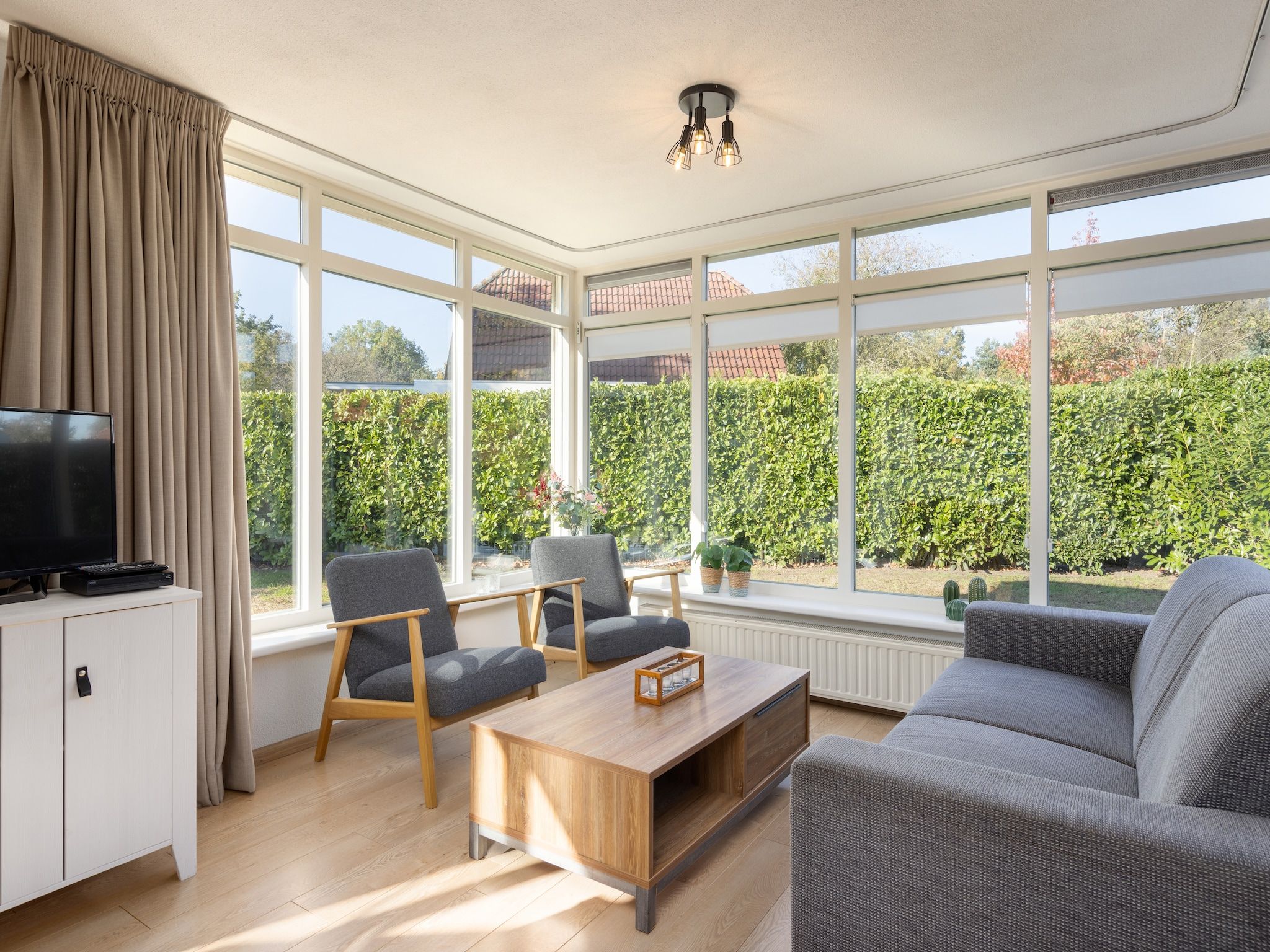 De woonkamer van Recreatiepark Tolplas 8 in Hoge Hexel