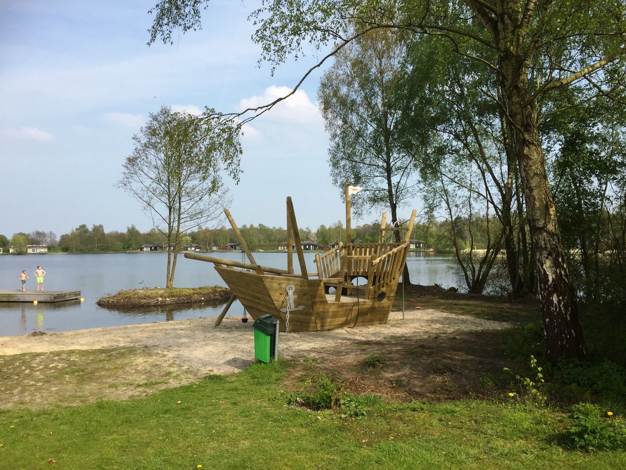 De tuin van Recreatiepark Tolplas 11 in Hoge Hexel