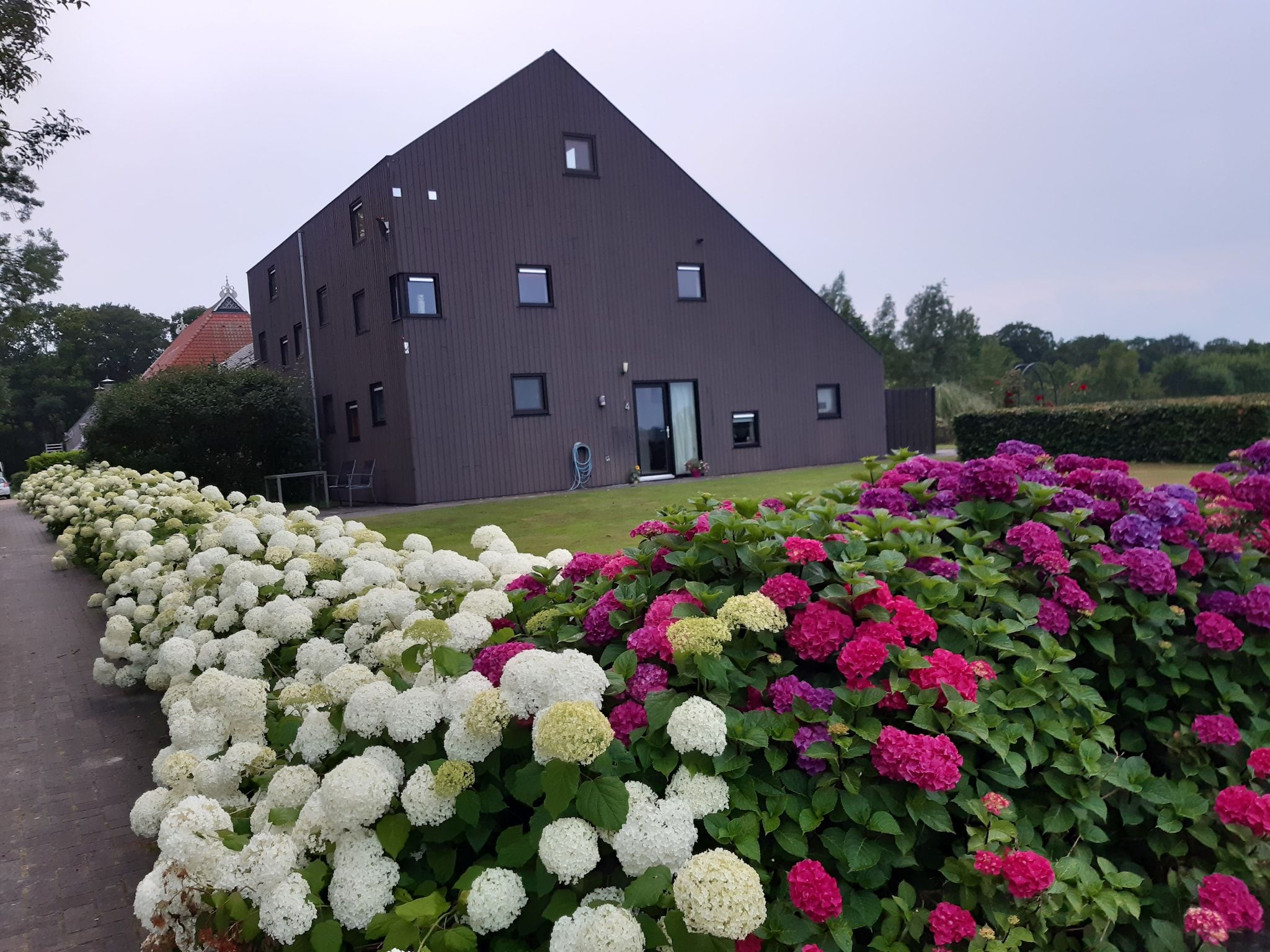 De buitenkant van Lyts Sypenstien in Langweer