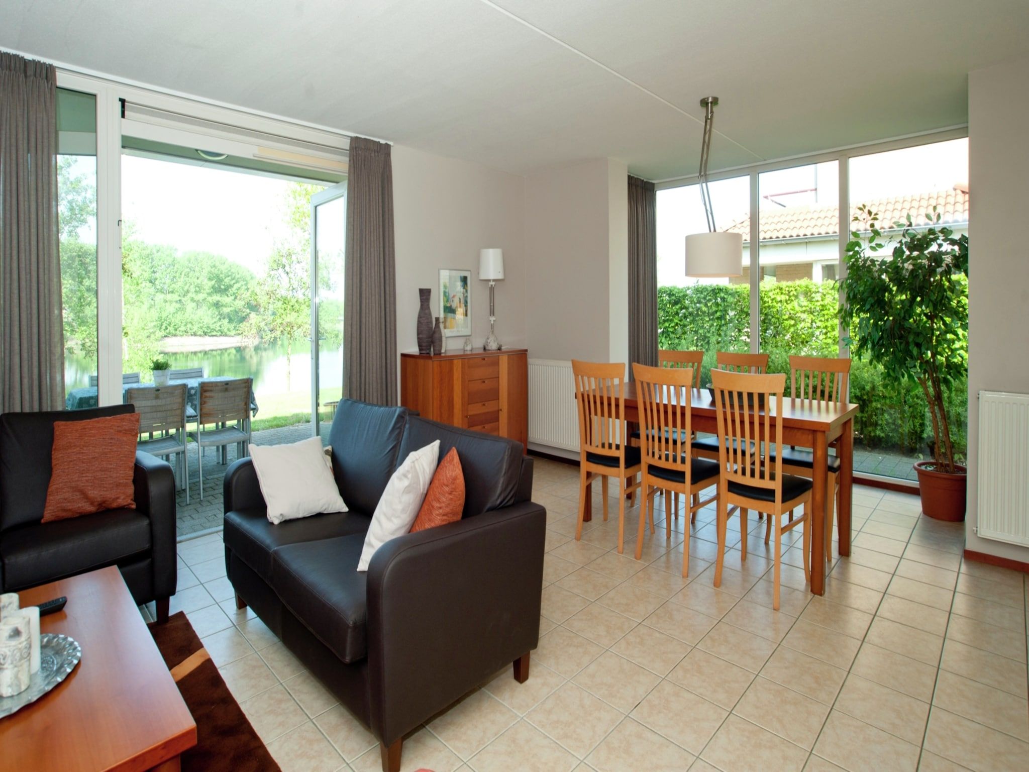 De woonkamer van Waterwoning 2-6 persoons in Heel