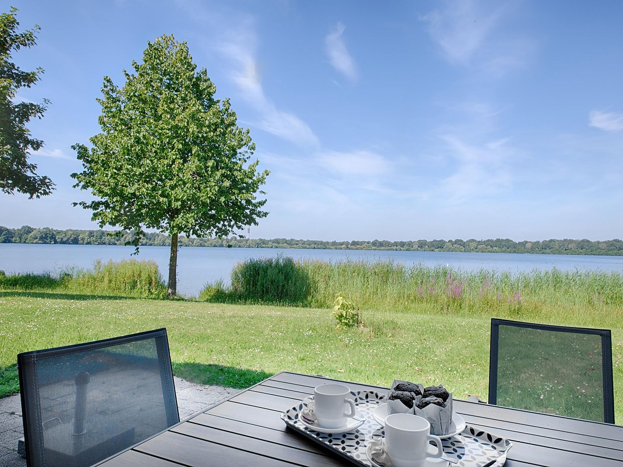 Het uitzicht vanaf Waterwoning 2-6 persoons in Heel