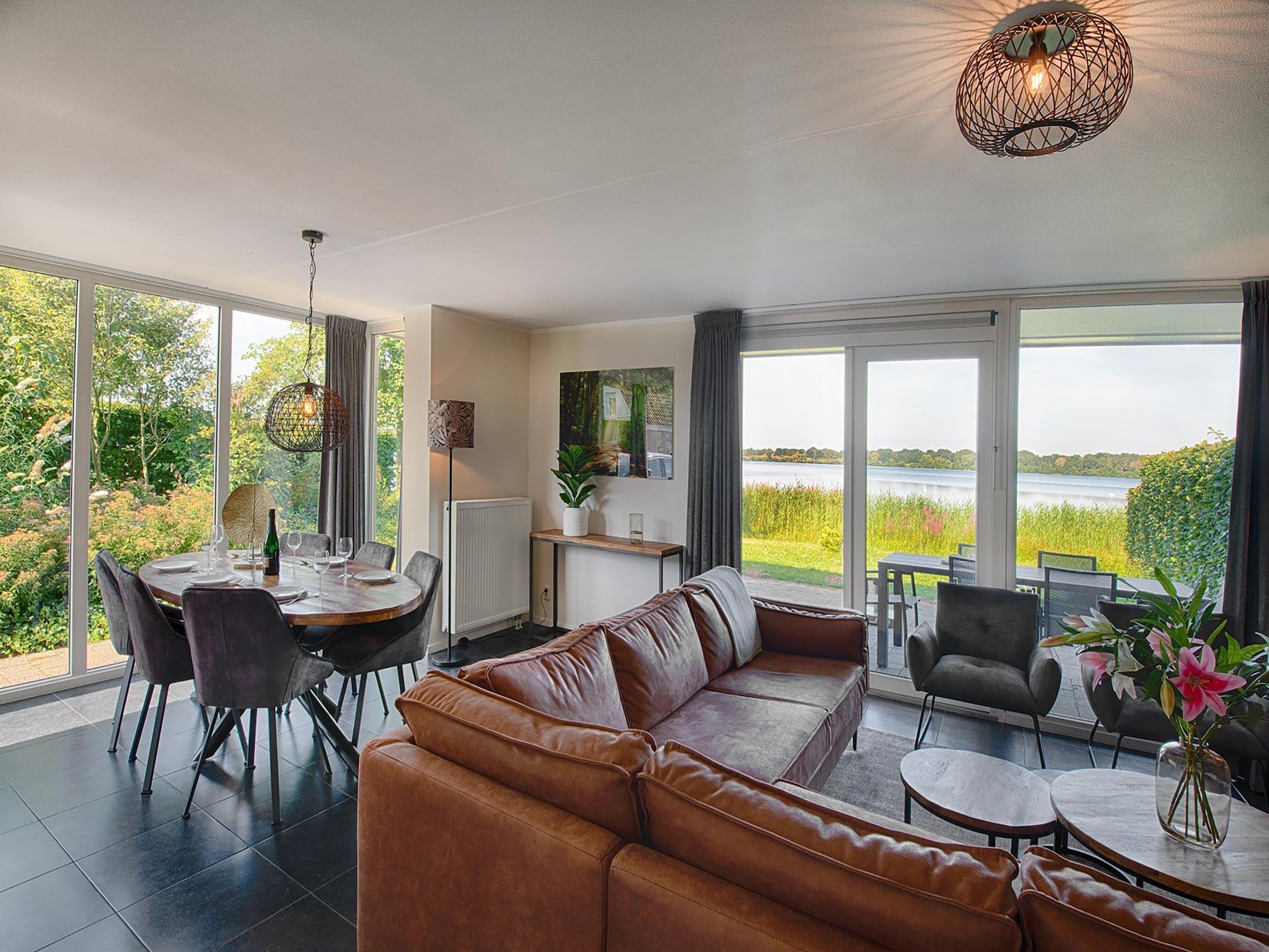 De woonkamer van Waterwoning 2-6 persoons in Heel